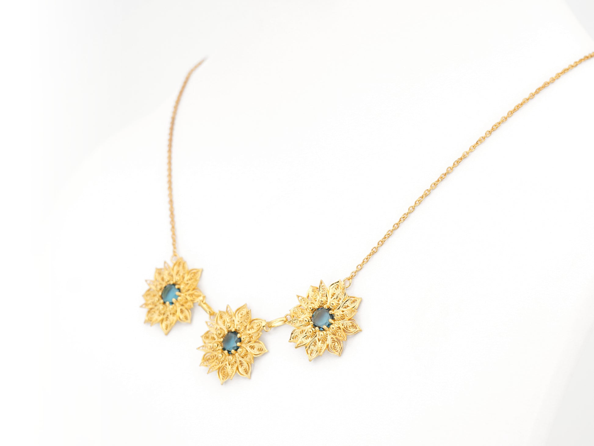 Colar Flores Ricas com Pedras, Filigrana Portuguesa, Prata de Lei 925 Dourada - Colar em Exposição, Perspectiva