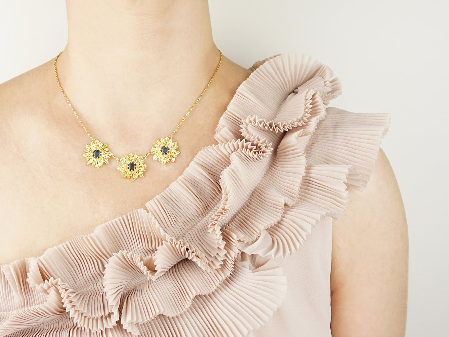 Colar Flores Ricas com Pedras, Filigrana Portuguesa, Prata de Lei 925 Dourada - Mulher a usar Colar