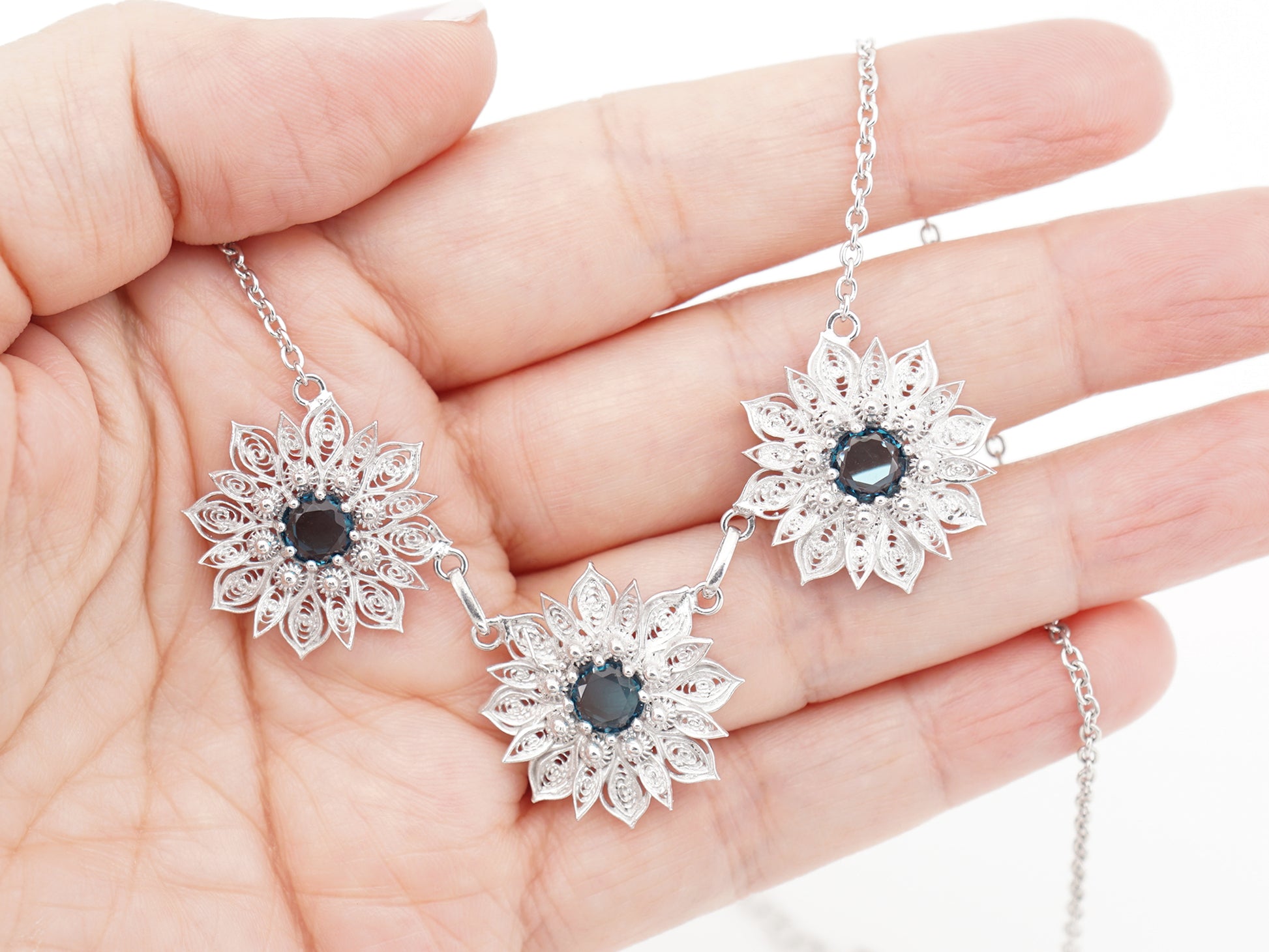 Colar Flores Ricas com Pedras, Filigrana Portuguesa, Prata de Lei 925 - Pormenor na Mão