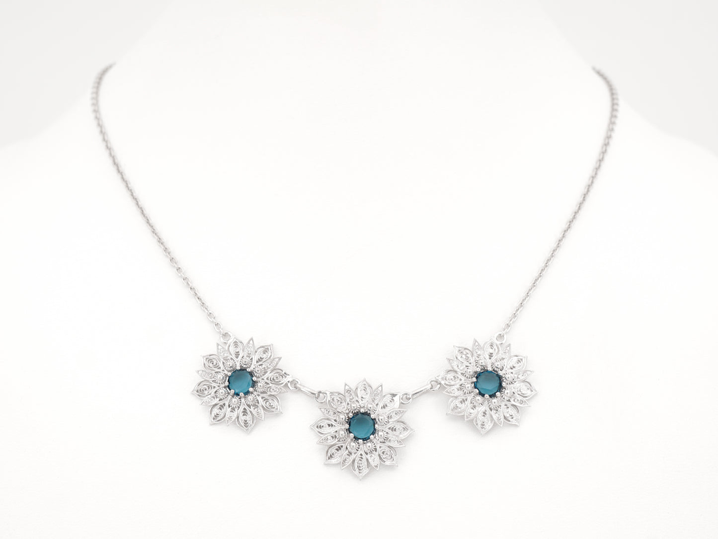 Colar Flores Ricas com Pedras, Filigrana Portuguesa, Prata de Lei 925 - Colar em Exposição, Vista de Frente