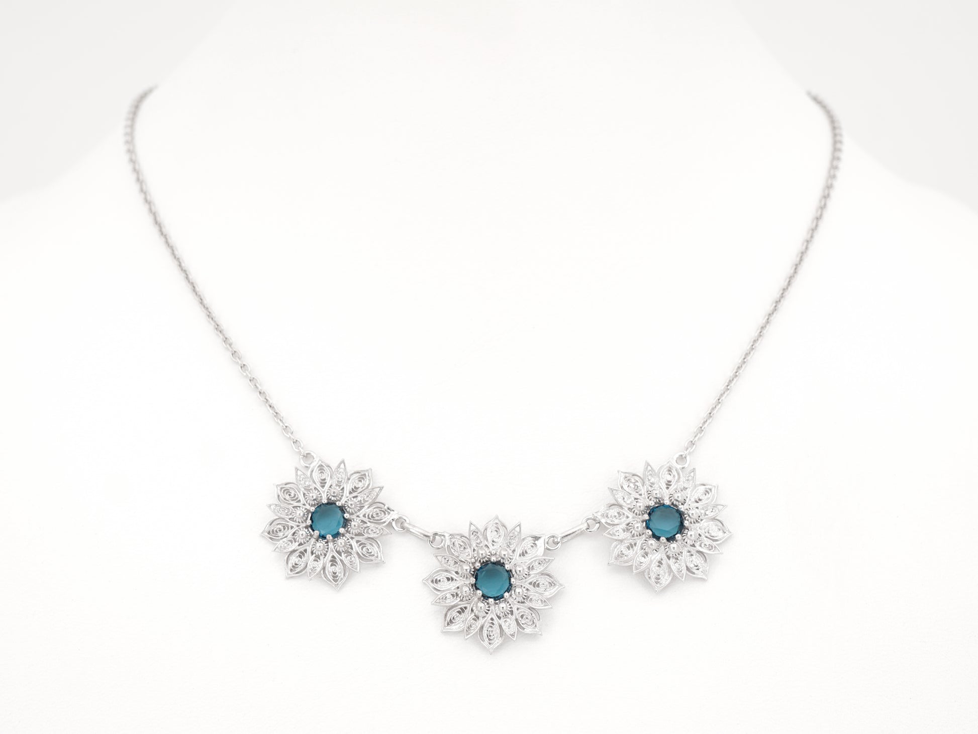 Colar Flores Ricas com Pedras, Filigrana Portuguesa, Prata de Lei 925 - Colar em Exposição, Vista de Frente