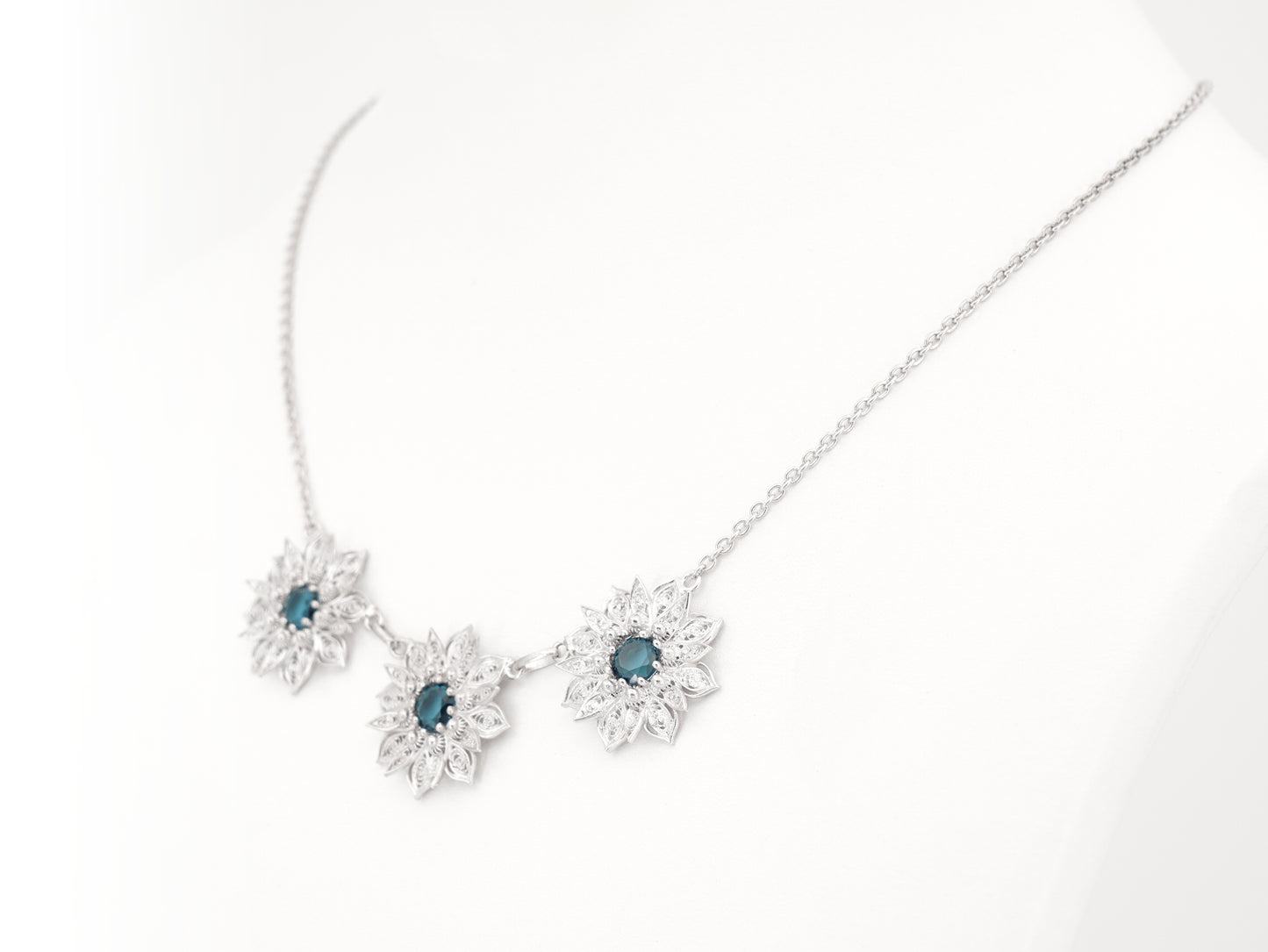 Colar Flores Ricas com Pedras, Filigrana Portuguesa, Prata de Lei 925 - Colar em Exposição, Perspectiva
