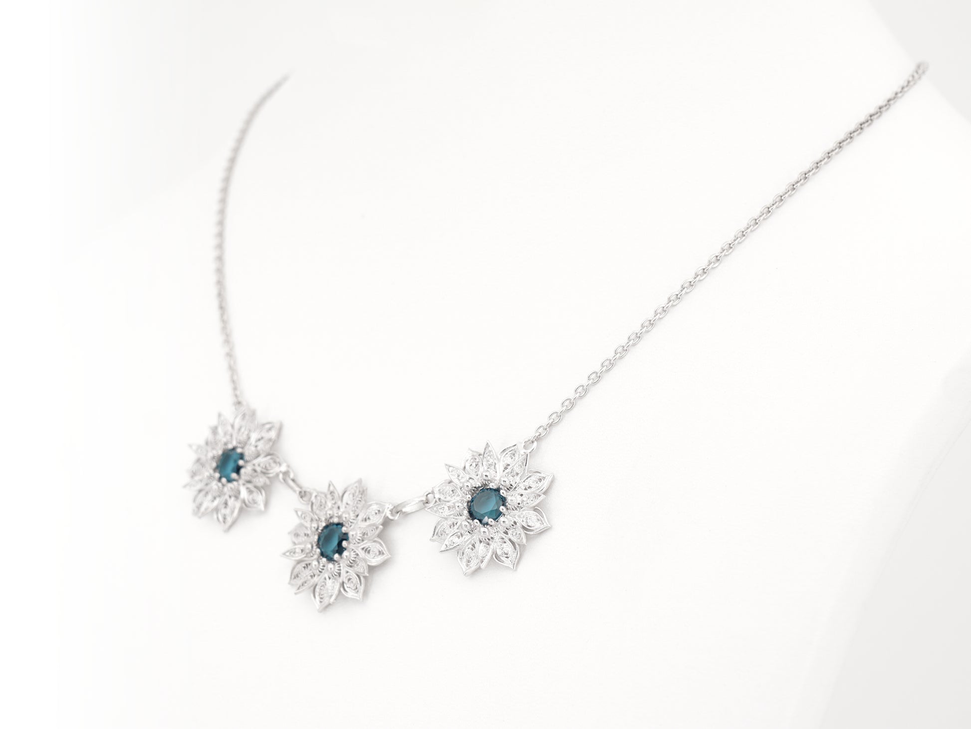 Colar Flores Ricas com Pedras, Filigrana Portuguesa, Prata de Lei 925 - Colar em Exposição, Perspectiva