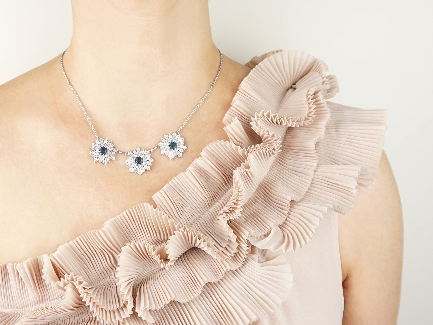 Colar Flores Ricas com Pedras, Filigrana Portuguesa, Prata de Lei 925 - Mulher a usar Colar