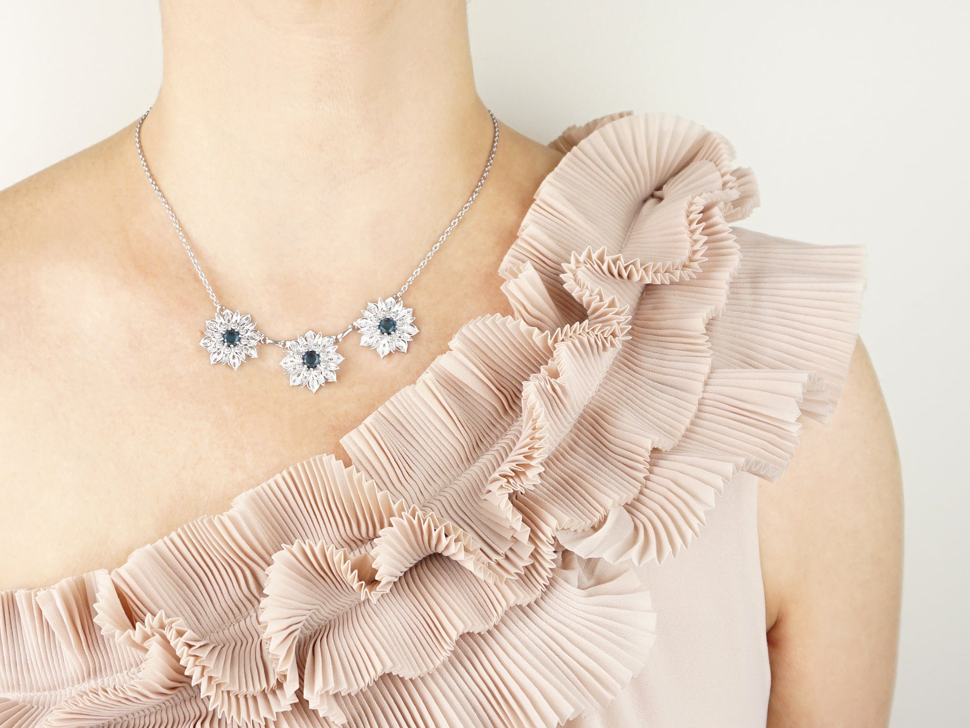 Colar Flores Ricas com Pedras, Filigrana Portuguesa, Prata de Lei 925 - Mulher a usar Colar