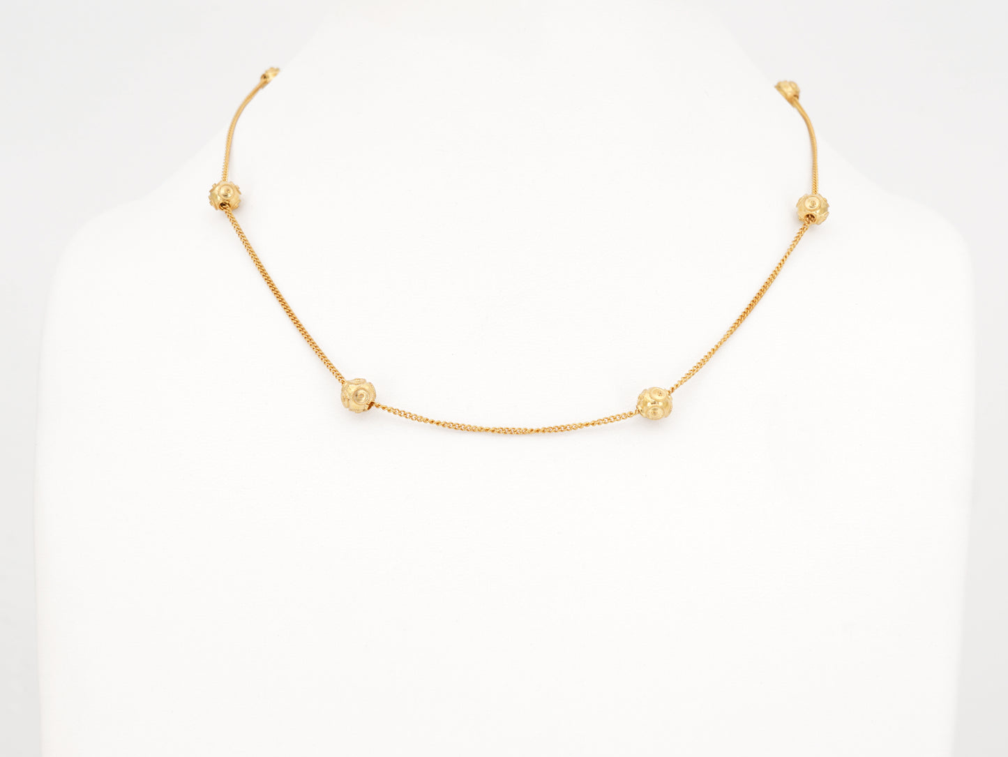 Colar Seis Contas de Viana Pequenas, Filigrana Portuguesa, Prata de Lei 925 Dourada - Colar em Exposição, Vista de Frente