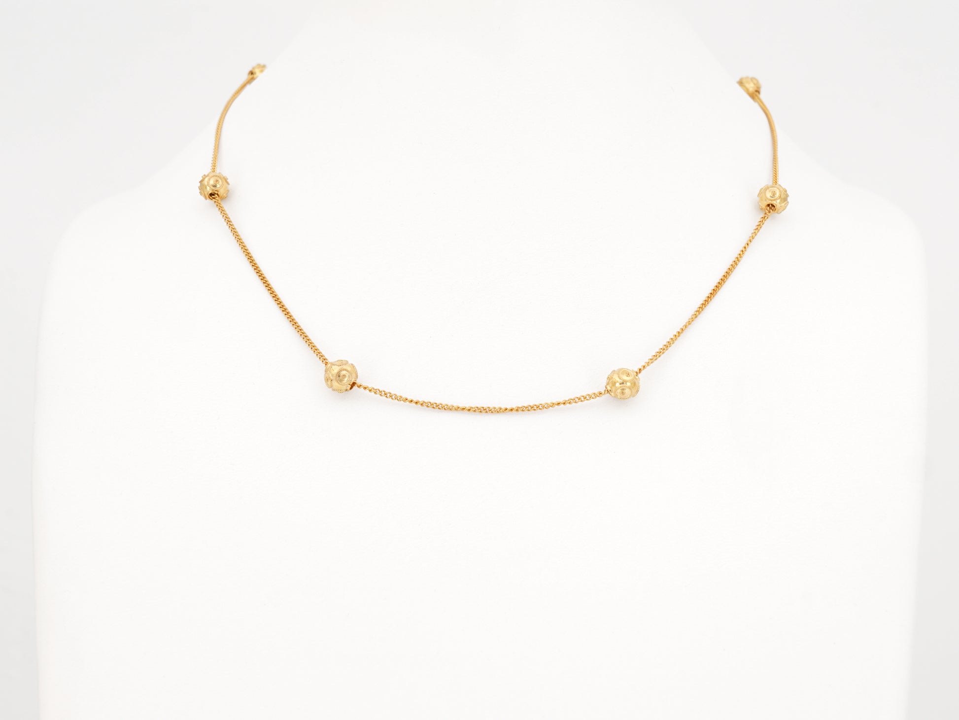 Colar Seis Contas de Viana Pequenas, Filigrana Portuguesa, Prata de Lei 925 Dourada - Colar em Exposição, Vista de Frente