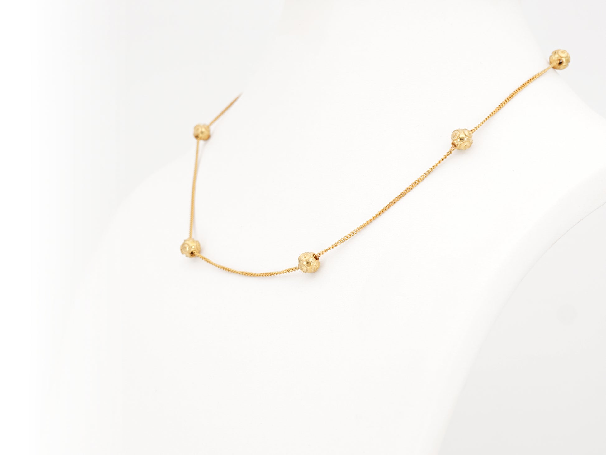 Colar Seis Contas de Viana Pequenas, Filigrana Portuguesa, Prata de Lei 925 Dourada - Colar em Exposição, Perspectiva