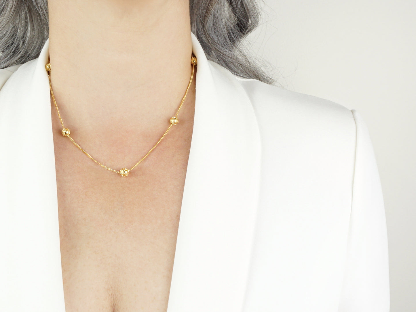 Colar Seis Contas de Viana Pequenas, Filigrana Portuguesa, Prata de Lei 925 Dourada - Pormenor Mulher a usar Colar