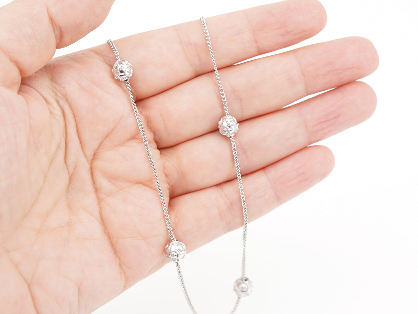 Colar Contas de Viana Pequenas, Filigrana Portuguesa, Prata de Lei 925 - Pormenor na Mão