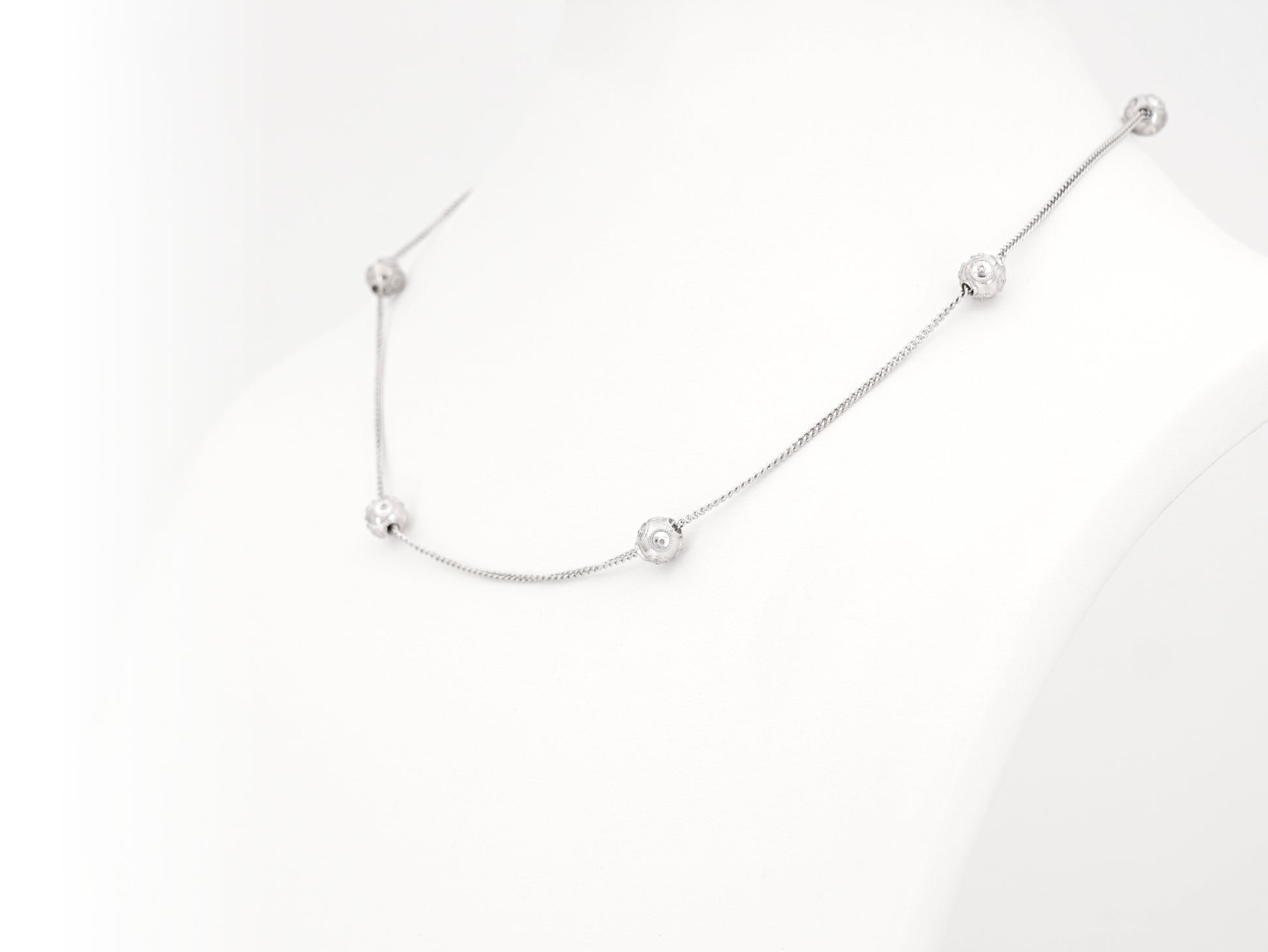 Colar Seis Contas de Viana Pequenas, Filigrana Portuguesa, Prata de Lei 925 - Colar em Exposição, Perspectiva