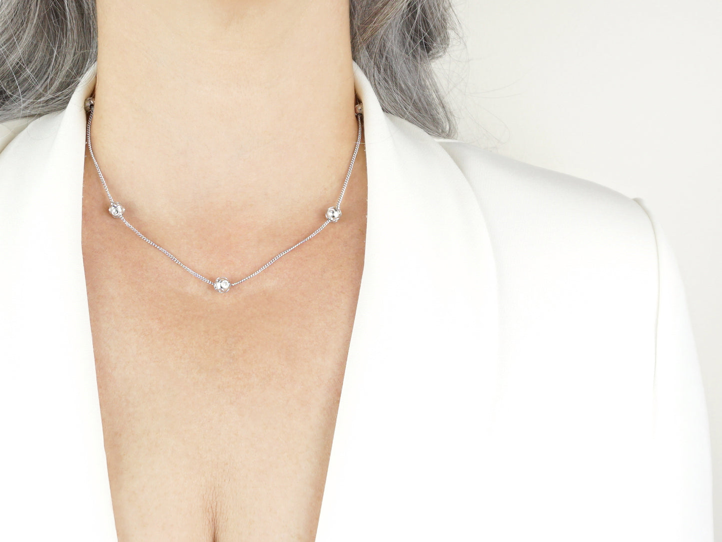 Colar Seis Contas de Viana Pequenas, Filigrana Portuguesa, Prata de Lei 925 - Pormenor Mulher a usar Colar