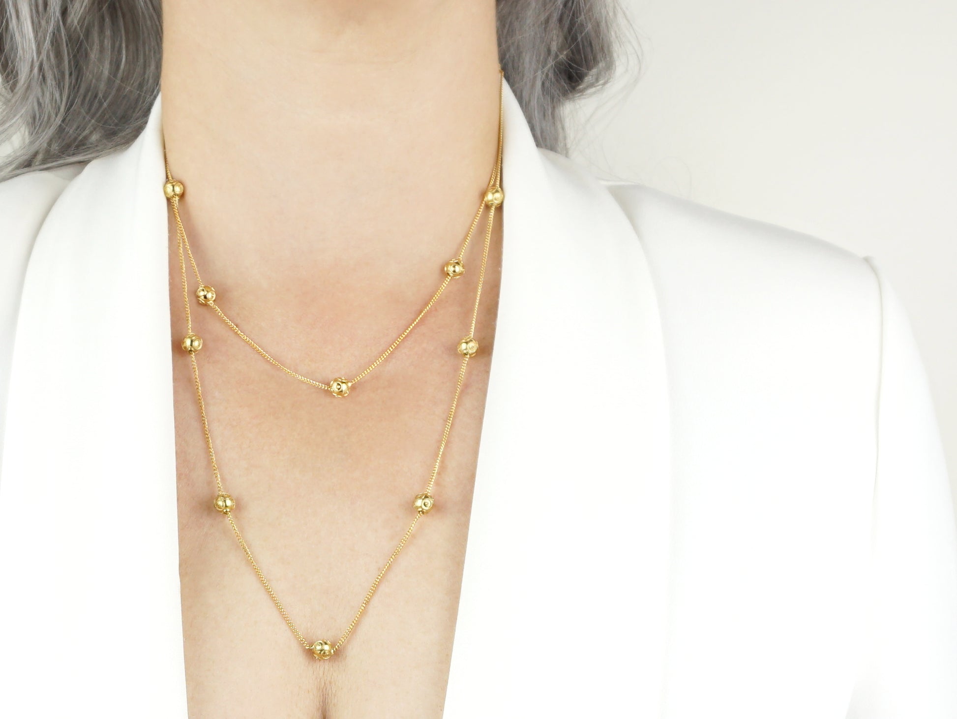 Dois Colares Contas de Viana Pequenas, Filigrana Portuguesa, Prata de Lei 925 Dourada - Pormenor Mulher a usar Colares