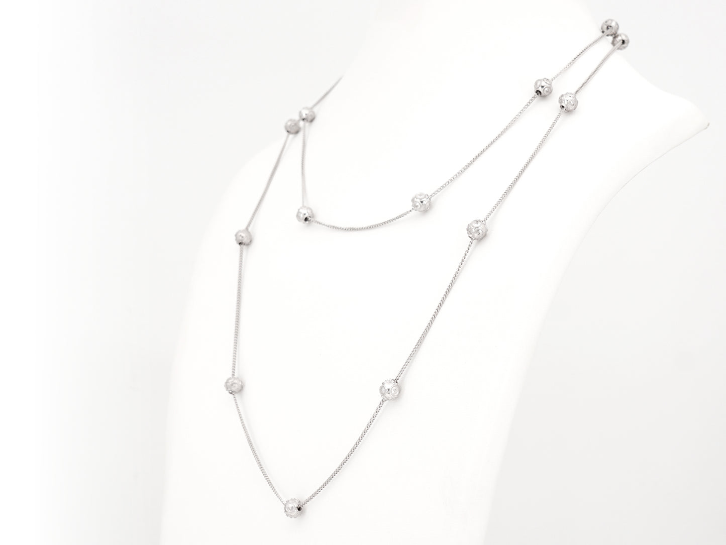 Dois Colares Contas de Viana Pequenas, Filigrana Portuguesa, Prata de Lei 925 - Colares em Exposição, Perspectiva