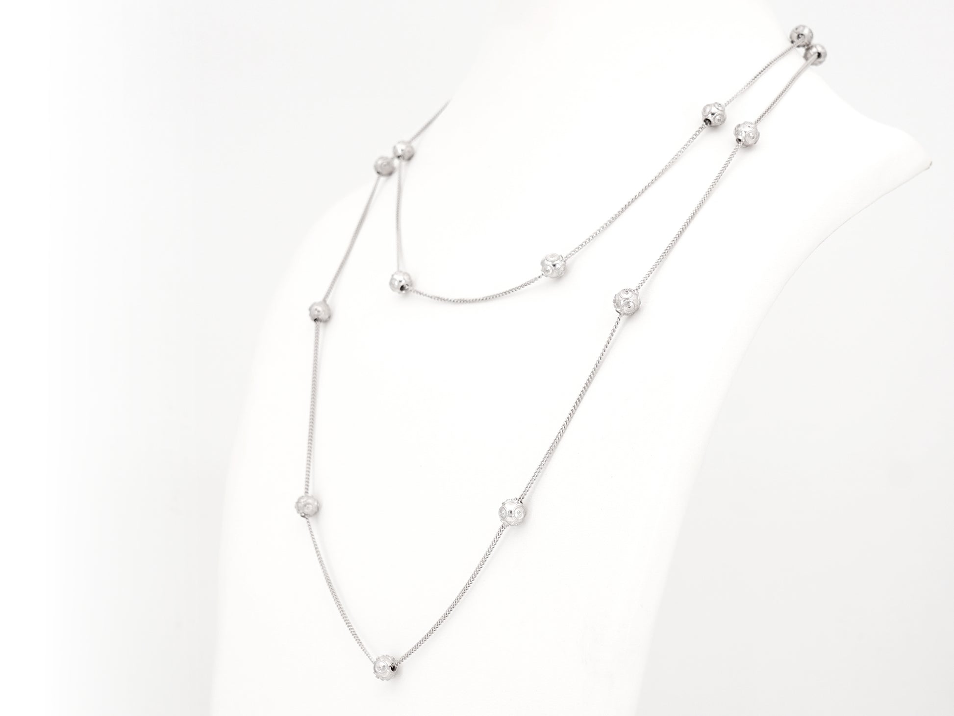 Dois Colares Contas de Viana Pequenas, Filigrana Portuguesa, Prata de Lei 925 - Colares em Exposição, Perspectiva