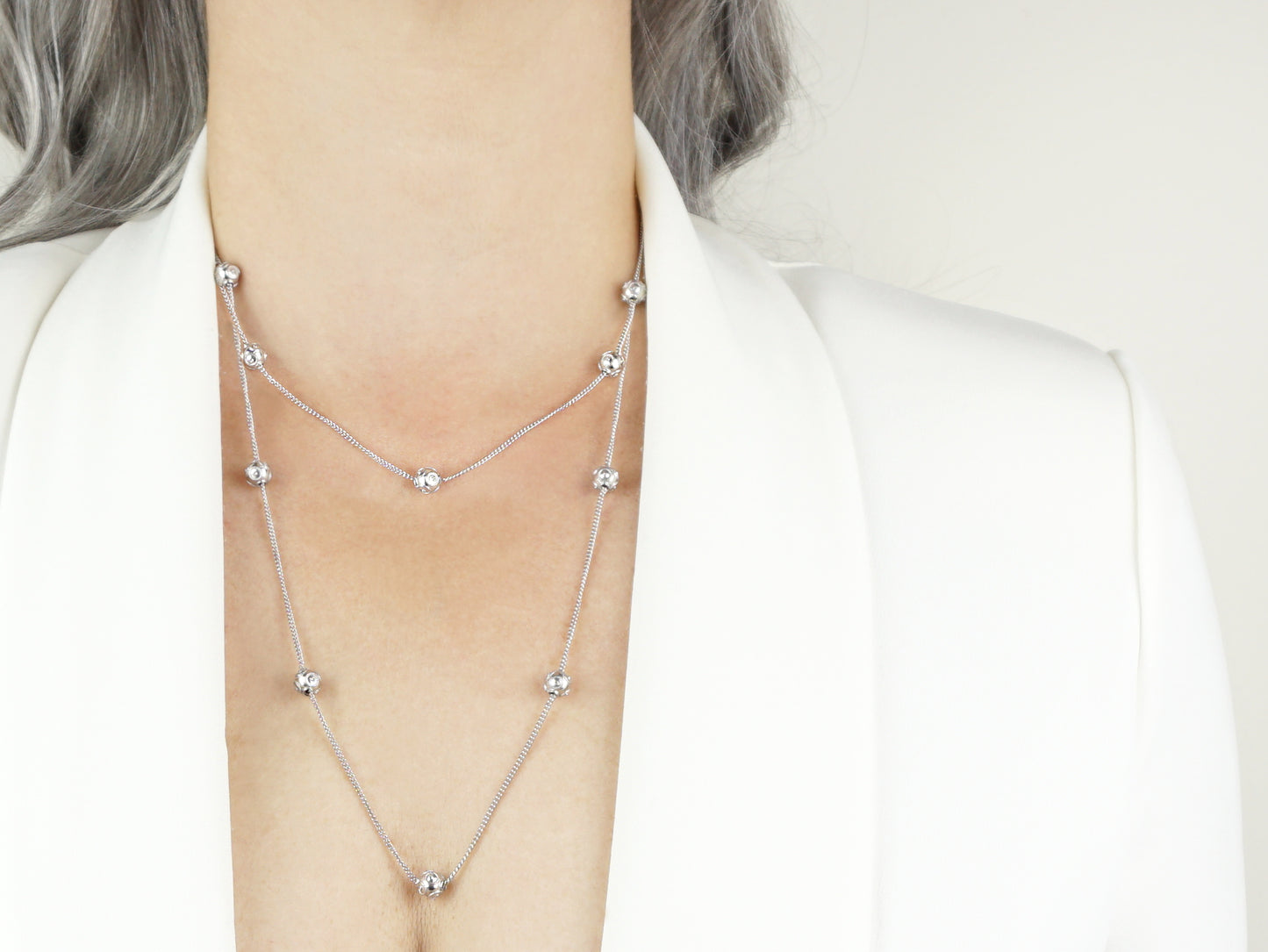 Dois Colares Contas de Viana Pequenas, Filigrana Portuguesa, Prata de Lei 925 - Pormenor Mulher a usar Colares