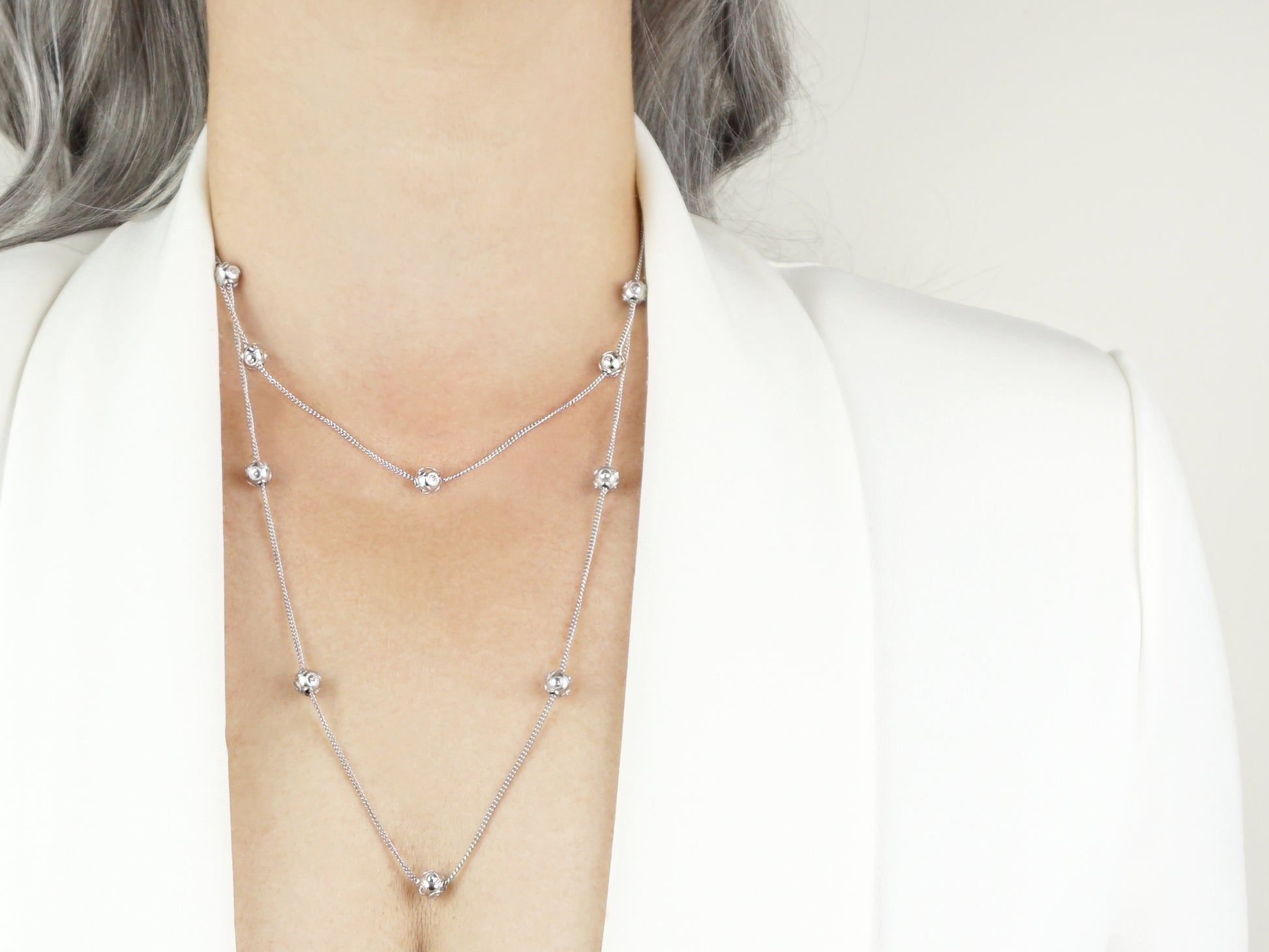 Dois Colares Contas de Viana Pequenas, Filigrana Portuguesa, Prata de Lei 925 - Pormenor Mulher a usar Colares