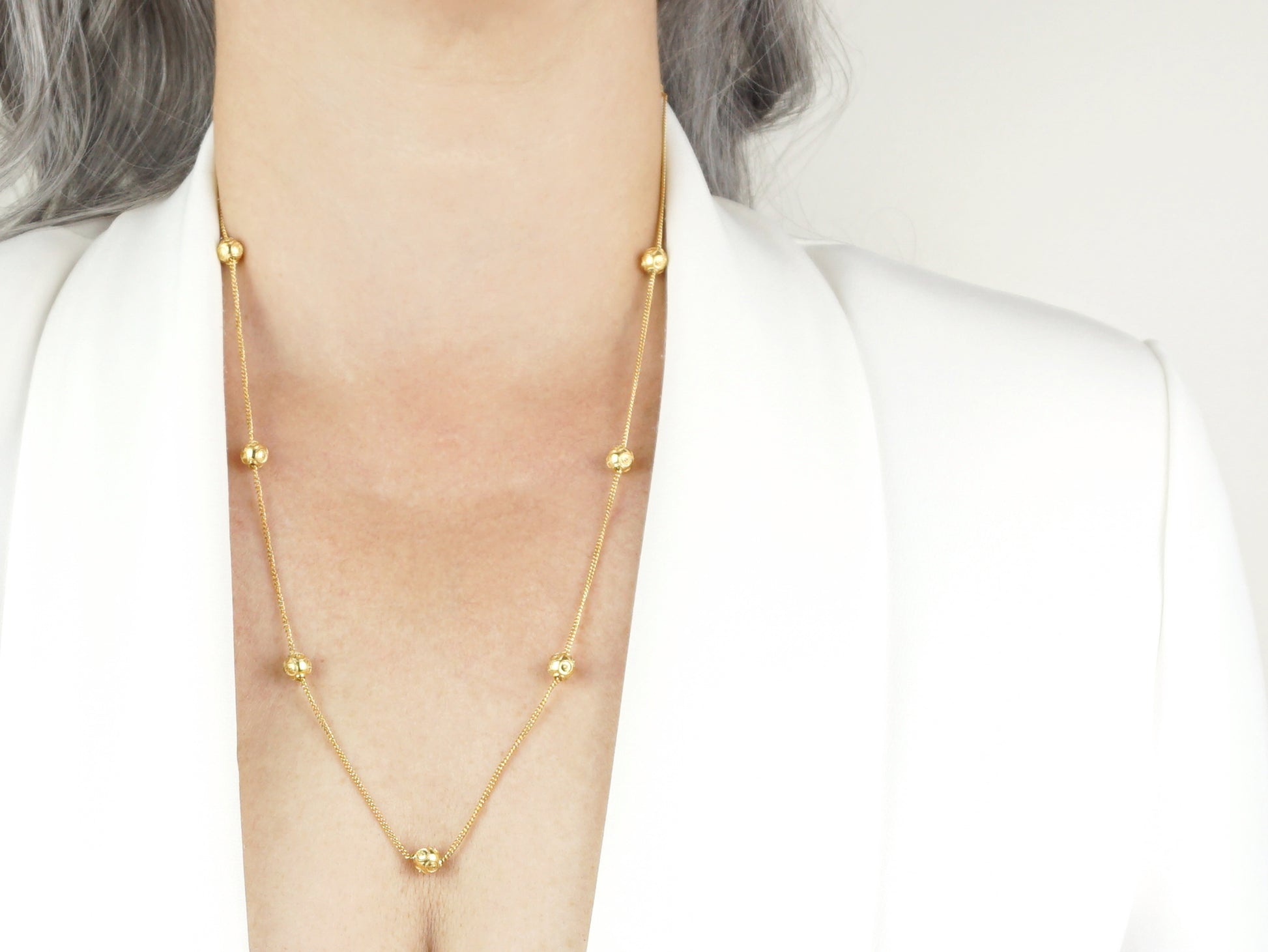 Colar Nove Contas de Viana Pequenas, Filigrana Portuguesa, Prata de Lei 925 Dourada - Pormenor Mulher a usar Colar