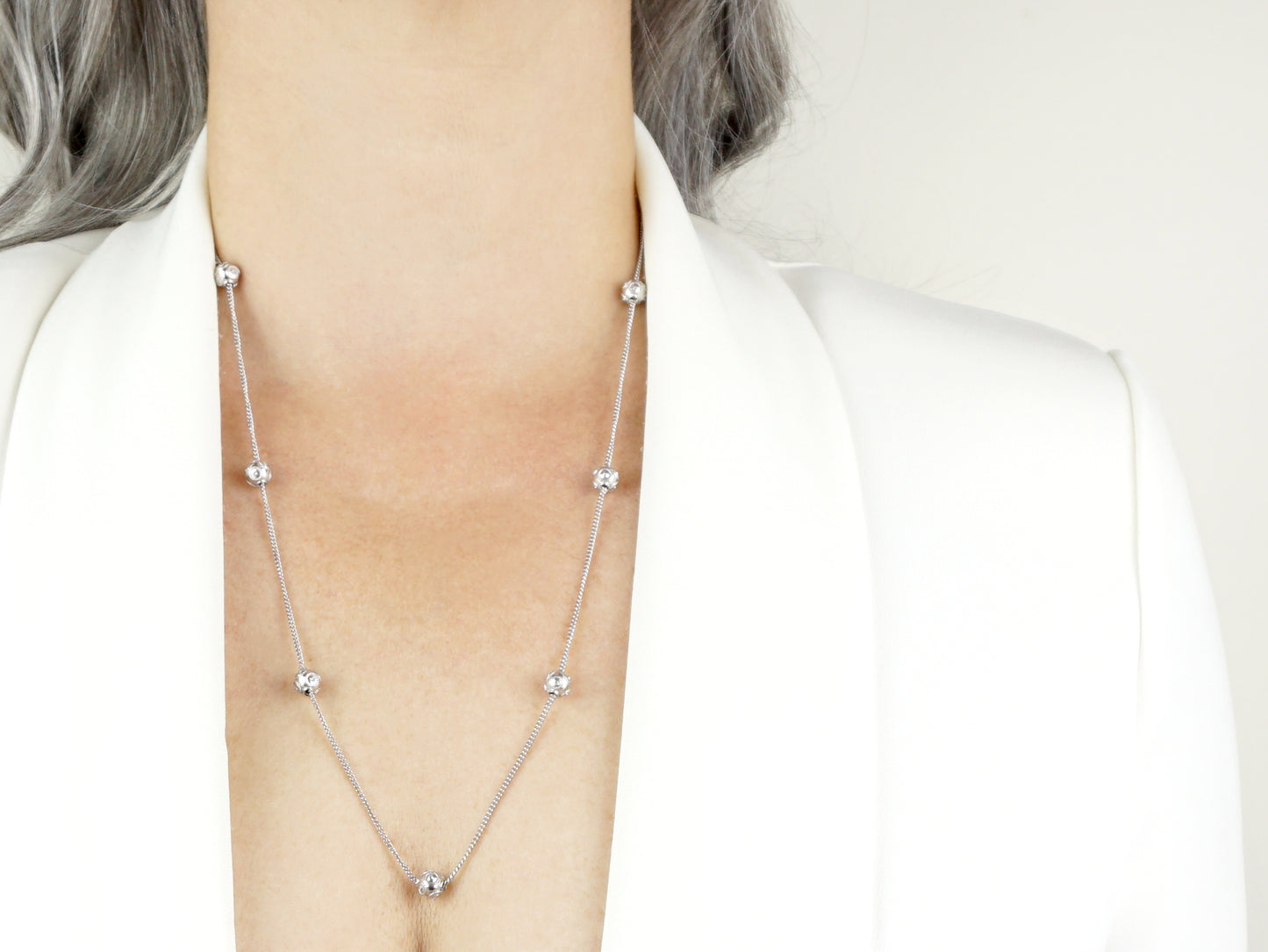 Colar Nove Contas de Viana Pequenas, Filigrana Portuguesa, Prata de Lei 925 - Pormenor Mulher a usar Colar