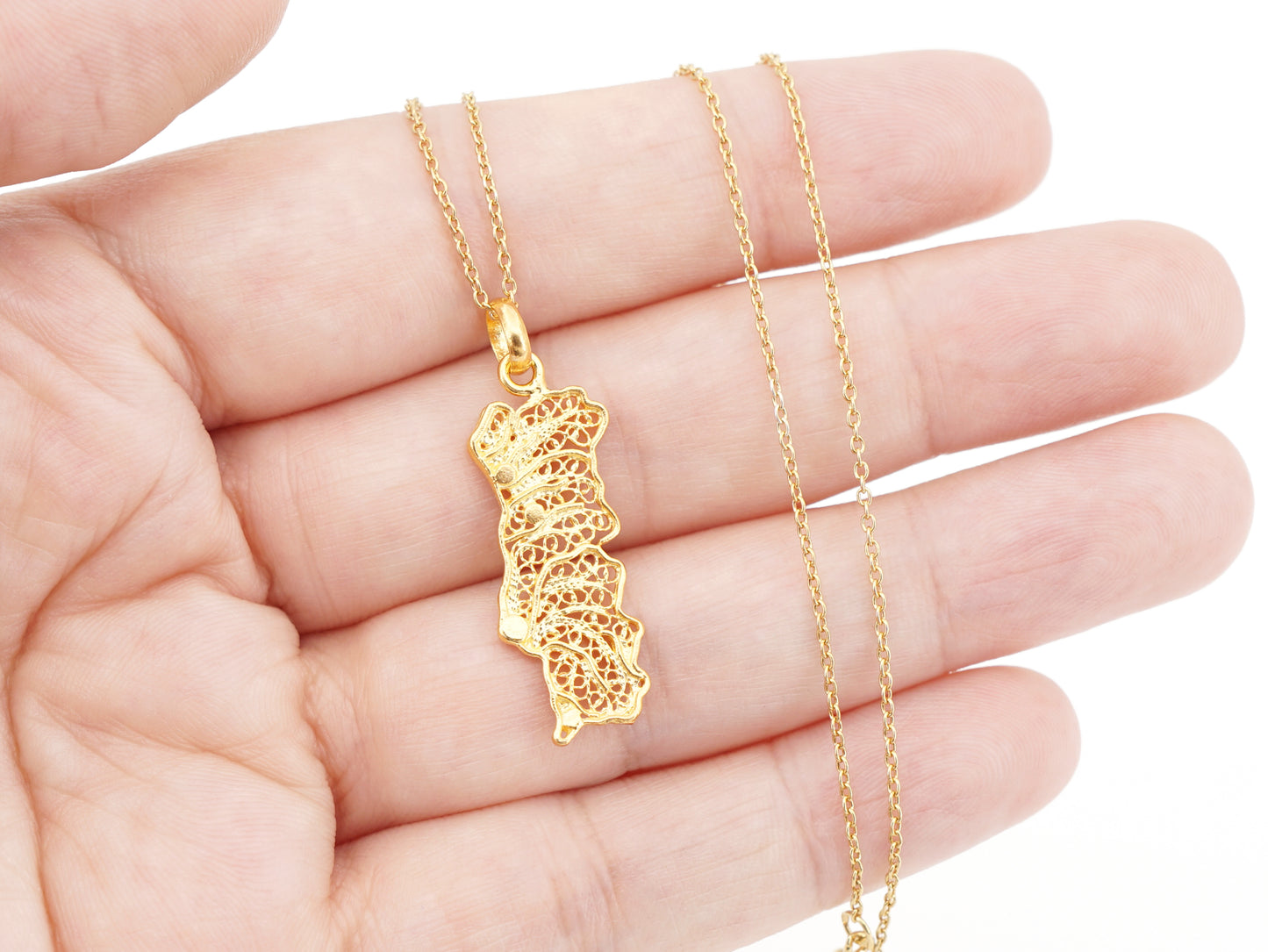 Colar Mapa de Portugal Médio, Filigrana Portuguesa, Prata de Lei 925 Dourada - Pormenor na Mão
