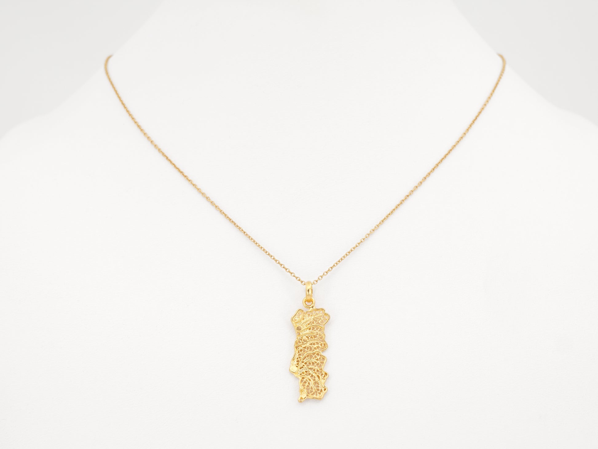 Colar Mapa de Portugal Médio, Filigrana Portuguesa, Prata de Lei 925 Dourada - Colar em Exposição, Vista de Frente