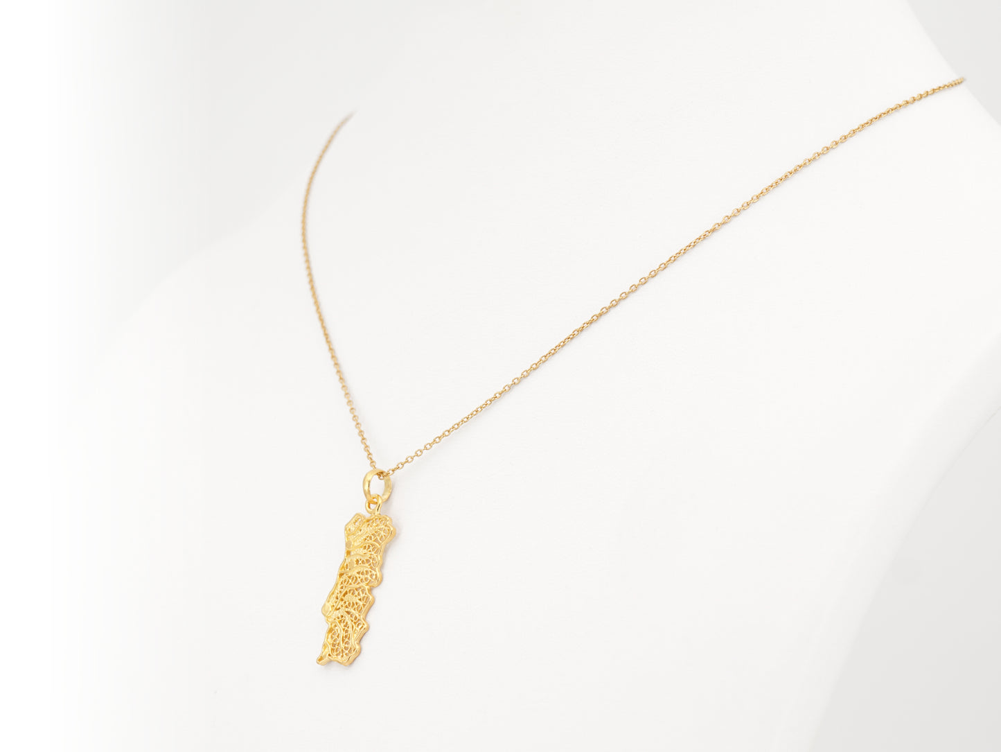 Colar Mapa de Portugal Médio, Filigrana Portuguesa, Prata de Lei 925 Dourada - Colar em Exposição, Perspectiva