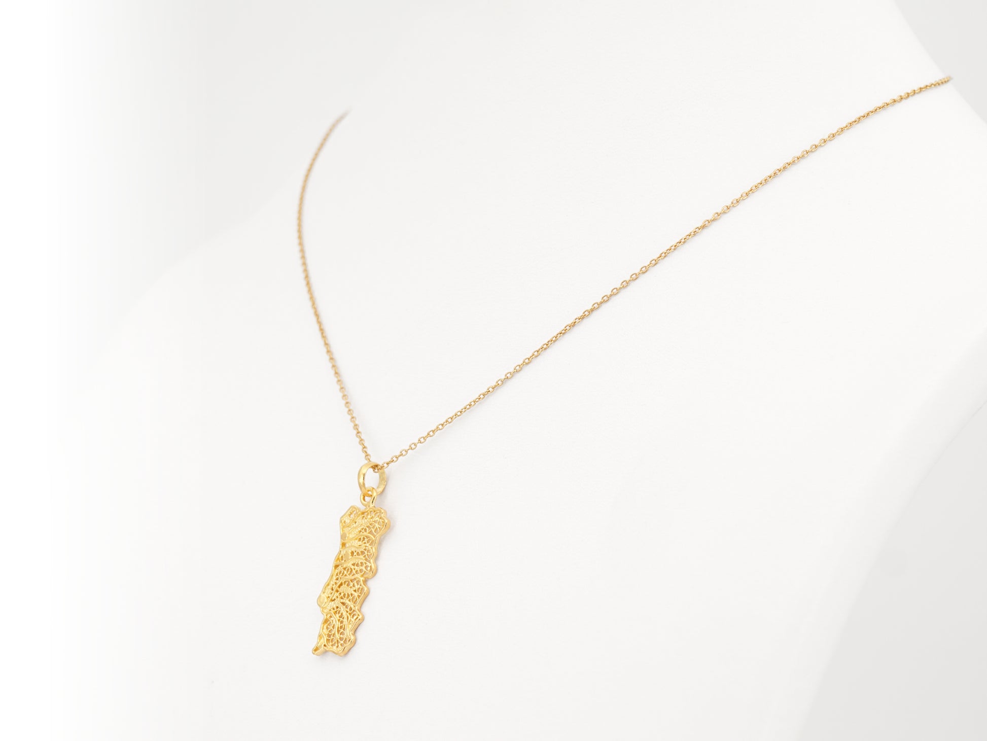 Colar Mapa de Portugal Médio, Filigrana Portuguesa, Prata de Lei 925 Dourada - Colar em Exposição, Perspectiva