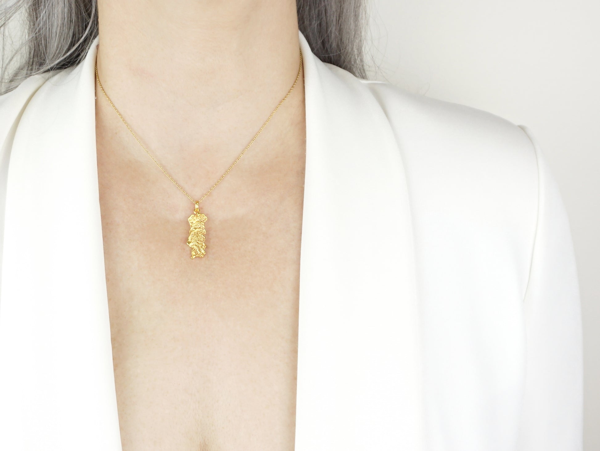 Colar Mapa de Portugal Médio, Filigrana Portuguesa, Prata de Lei 925 Dourada - Mulher a usar Colar