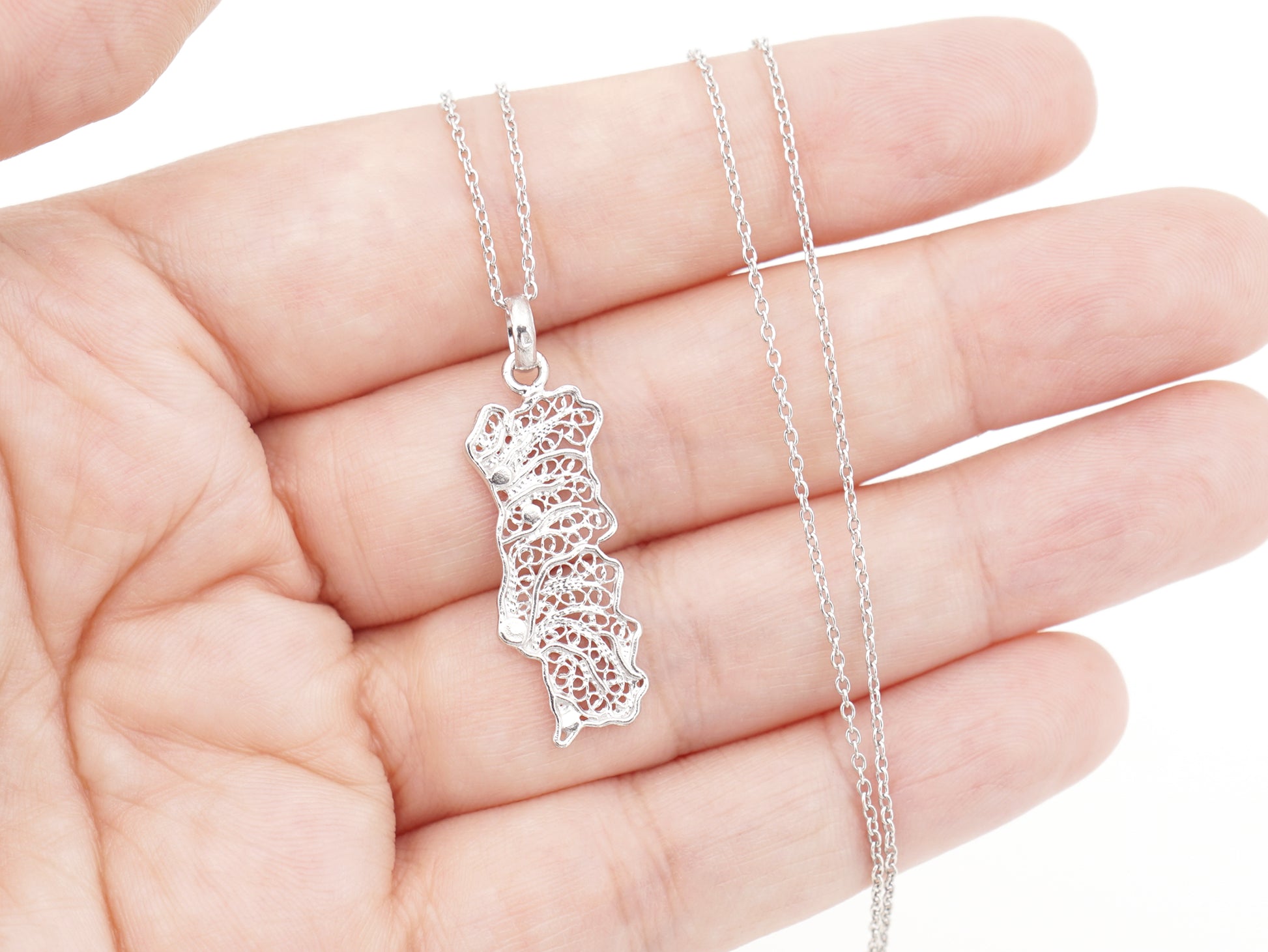 Colar Mapa de Portugal Médio, Filigrana Portuguesa, Prata de Lei 925 - Pormenor na Mão