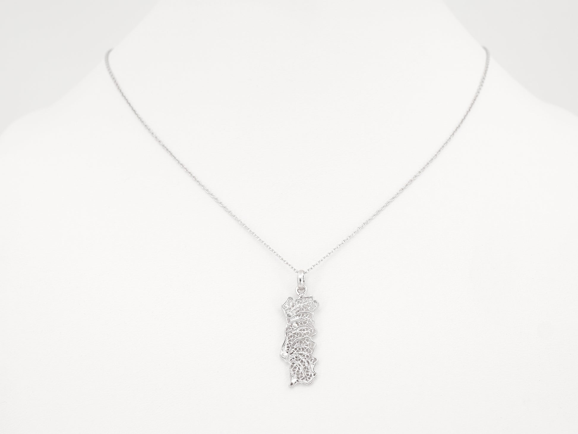 Colar Mapa de Portugal Médio, Filigrana Portuguesa, Prata de Lei 925 - Colas em Exposição, Vista de Frente