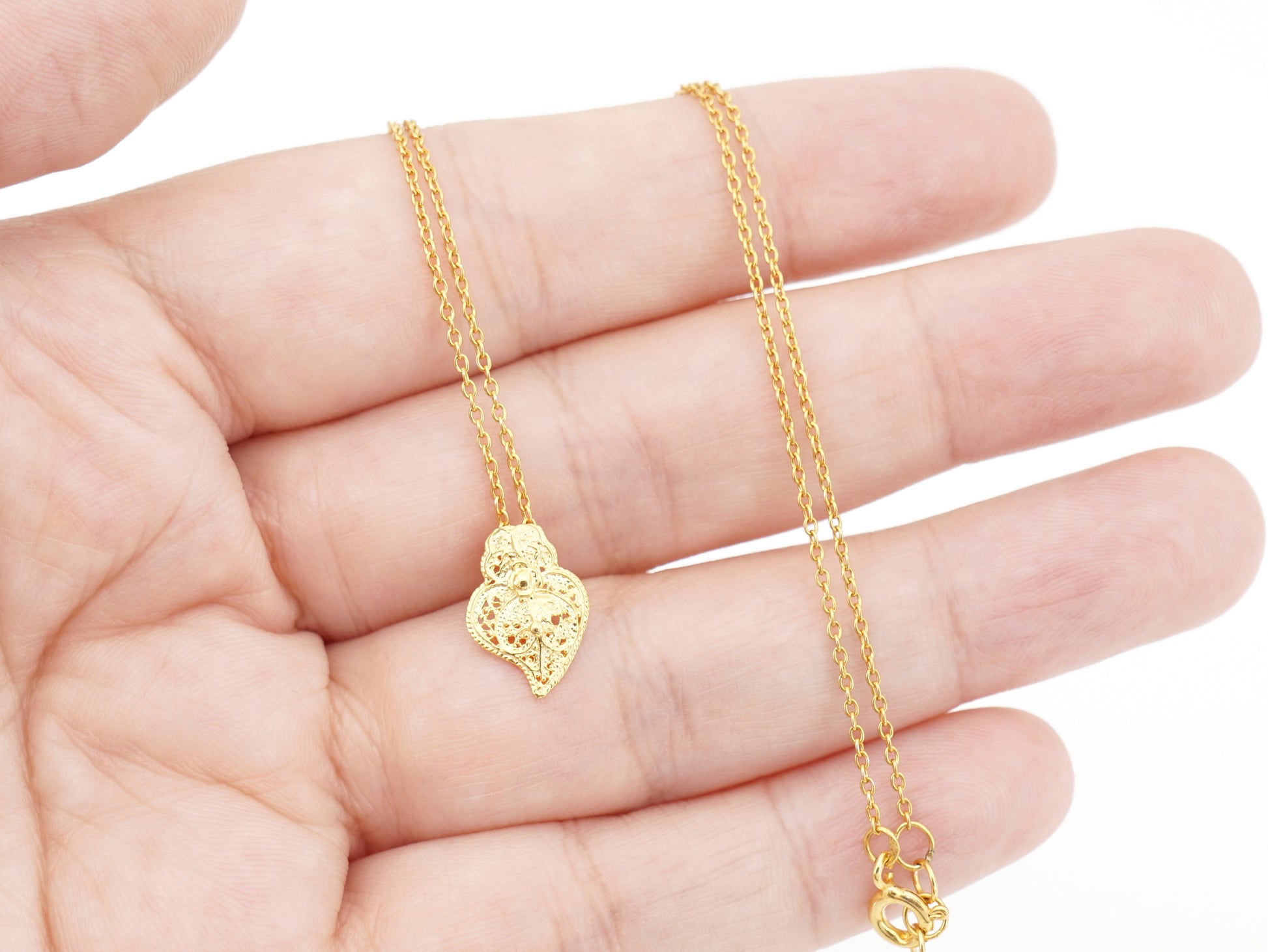 Colar Mini Coração de Viana, Filigrana Portuguesa, Prata de Lei 925 Dourada - Pormenor na Mão
