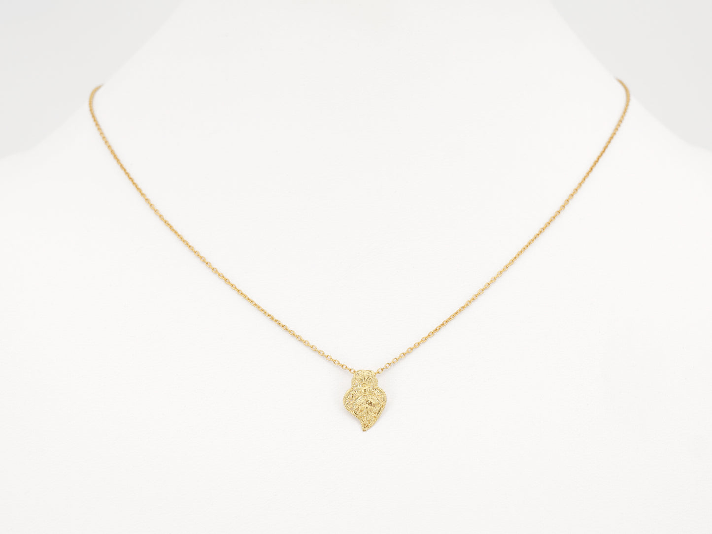 Colar Mini Coração de Viana, Filigrana Portuguesa, Prata de Lei 925 Dourada - Colar em Exposição, Vista de Frente