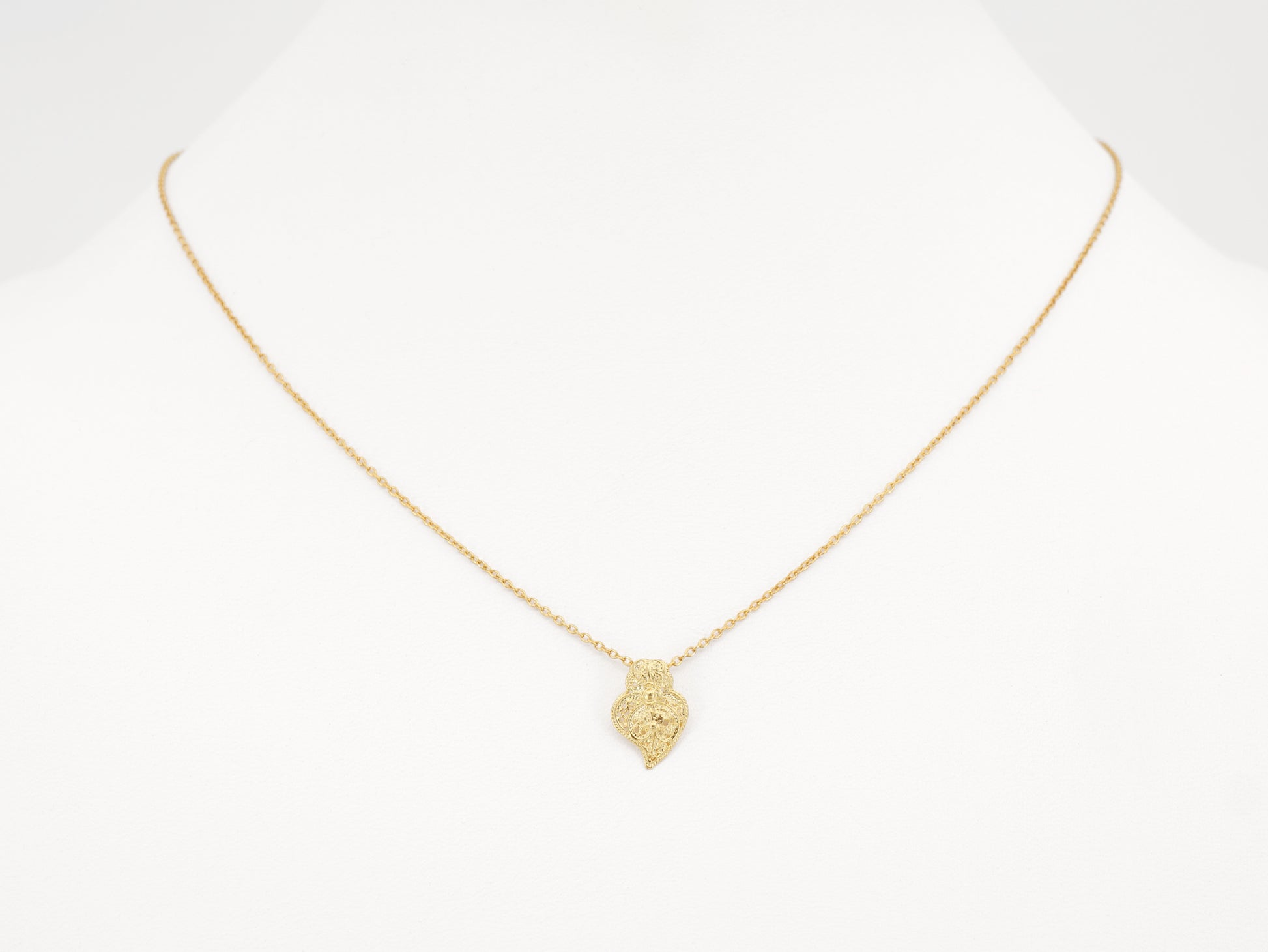 Colar Mini Coração de Viana, Filigrana Portuguesa, Prata de Lei 925 Dourada - Colar em Exposição, Vista de Frente