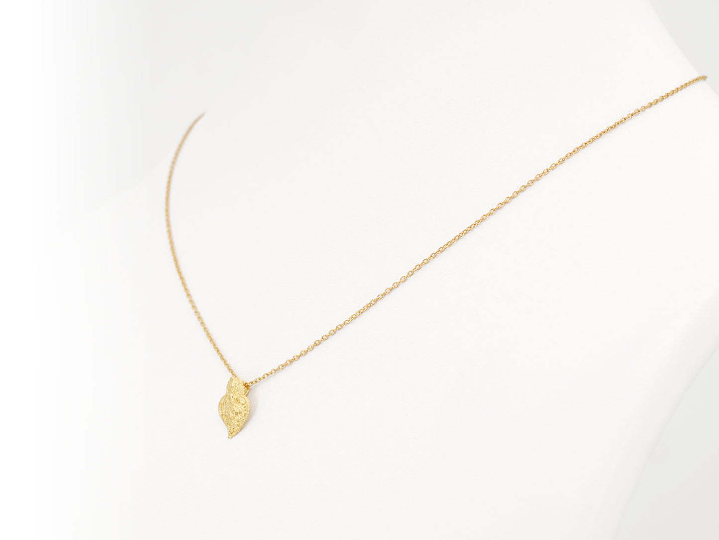Colar Mini Coração de Viana, Filigrana Portuguesa, Prata de Lei 925 Dourada - Colar em Exposição, Perspectiva