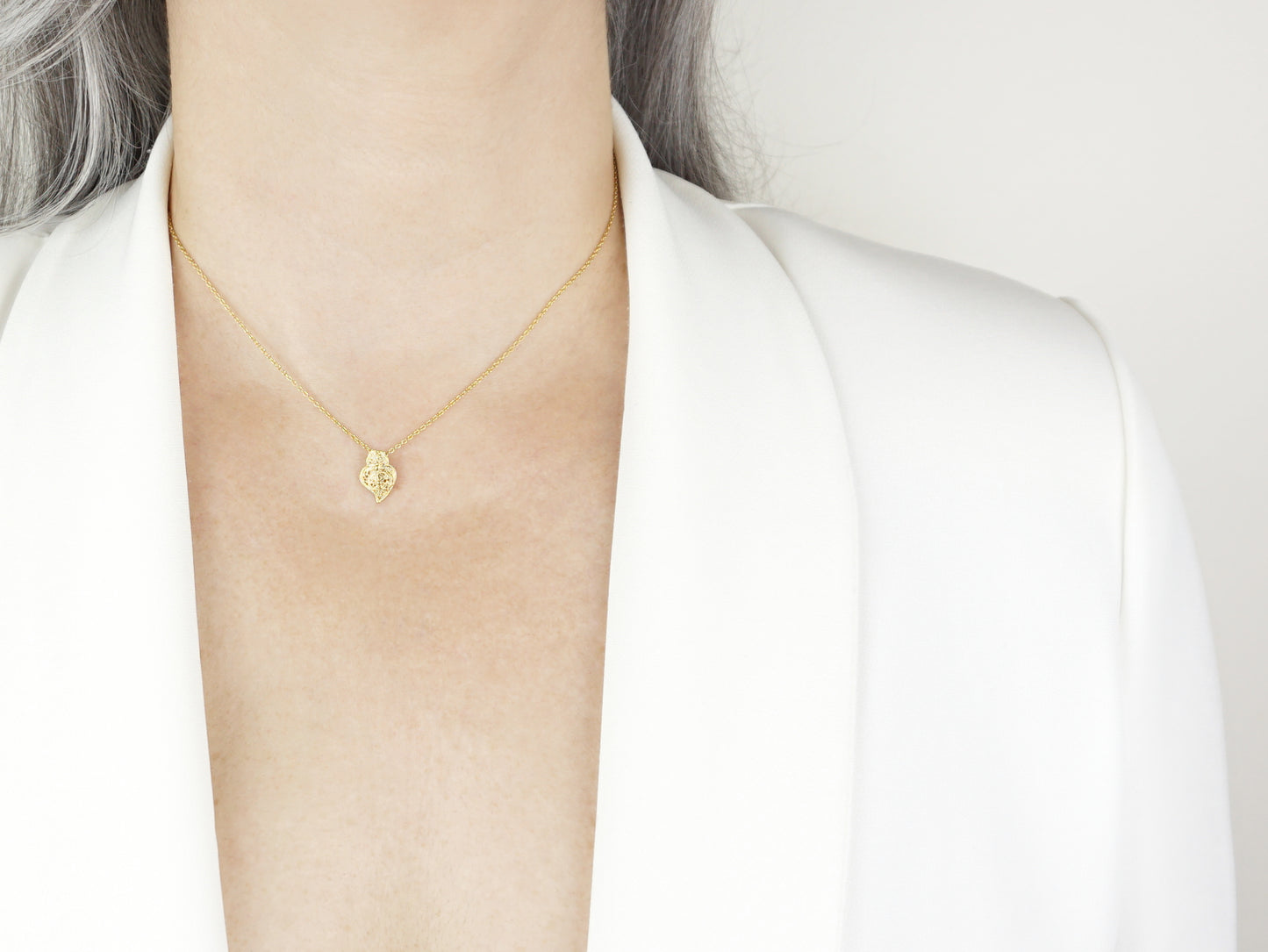 Colar Mini Coração de Viana, Filigrana Portuguesa, Prata de Lei 925 Dourada - Mulher a usar Colar