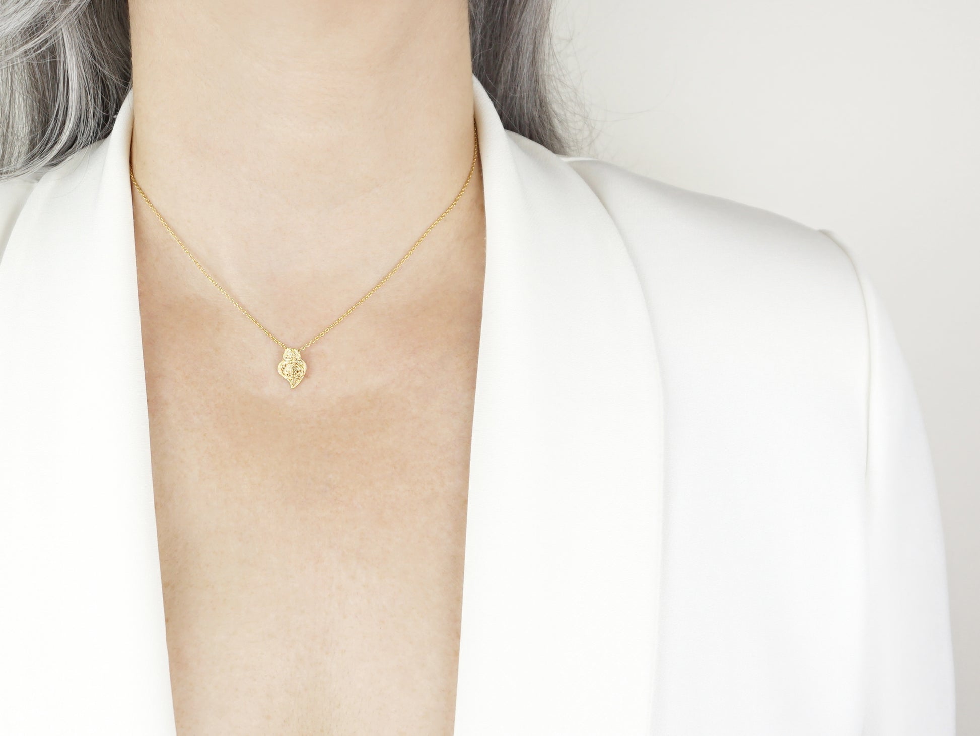 Colar Mini Coração de Viana, Filigrana Portuguesa, Prata de Lei 925 Dourada - Mulher a usar Colar