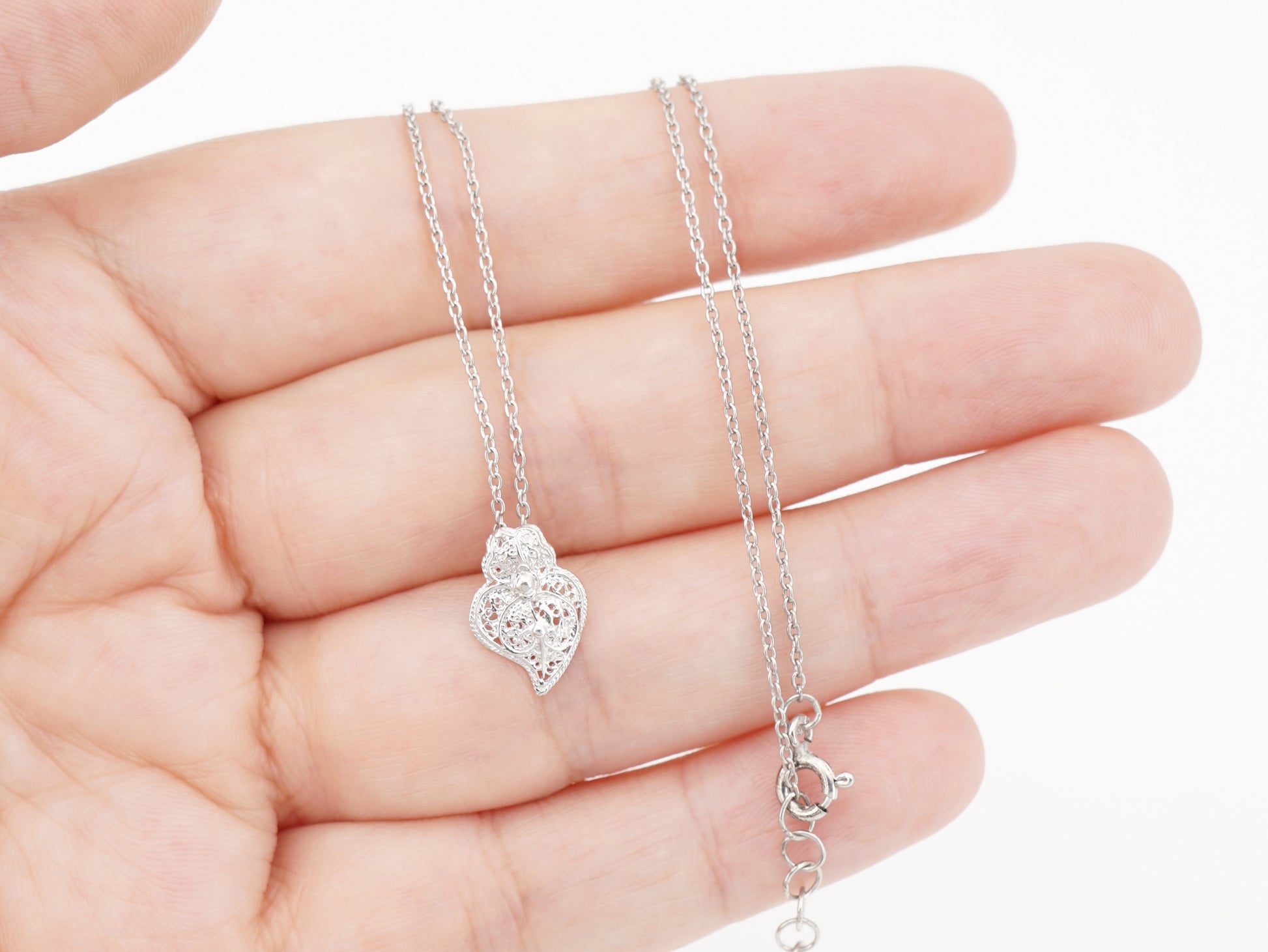 Colar Mini Coração de Viana, Filigrana Portuguesa, Prata de Lei 925 - Pormenor na Mão
