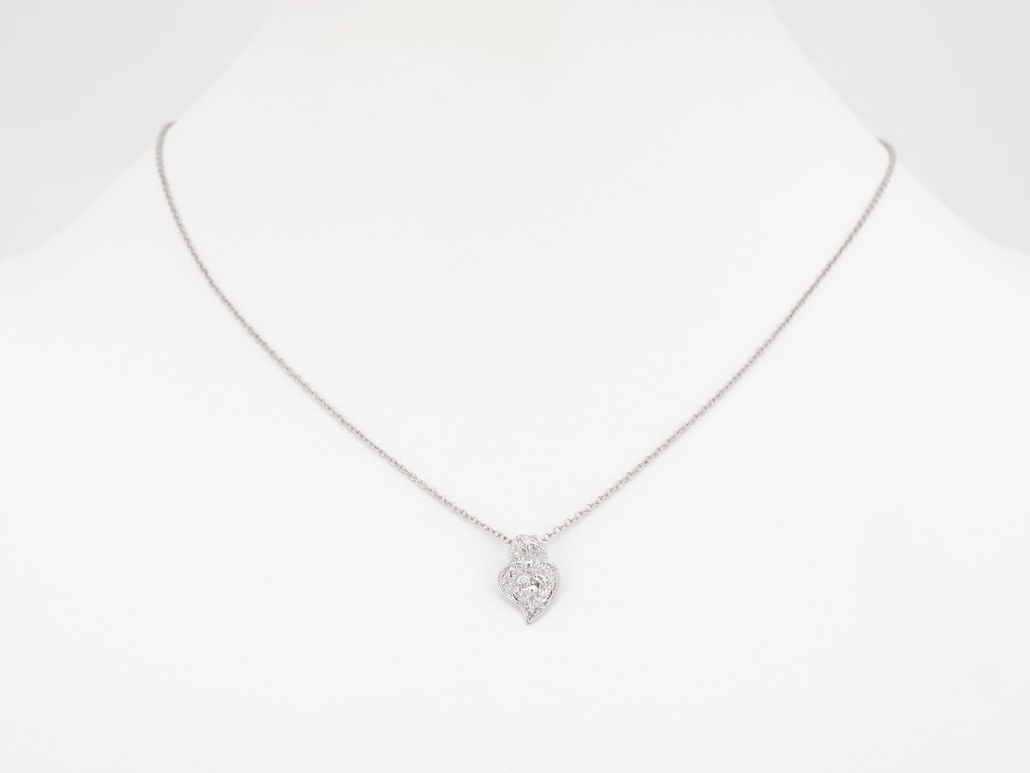 Colar Mini Coração de Viana, Filigrana Portuguesa, Prata de Lei 925 - Colar em Exposição, Vista de Frente