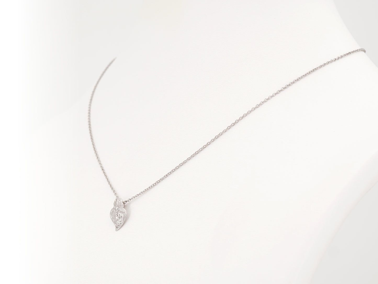 Colar Mini Coração de Viana, Filigrana Portuguesa, Prata de Lei 925 - Colar em Exposição, Perspectiva