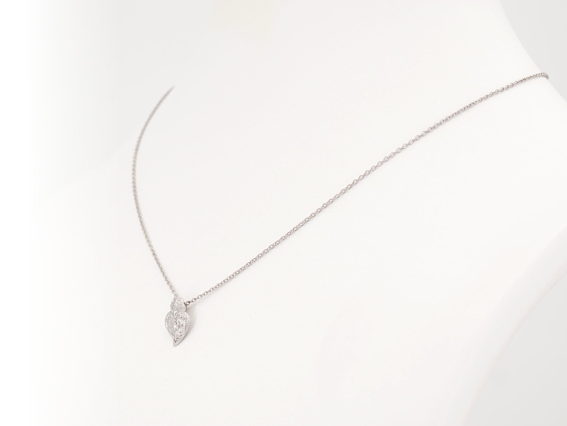 Colar Mini Coração de Viana, Filigrana Portuguesa, Prata de Lei 925 - Colar em Exposição, Perspectiva