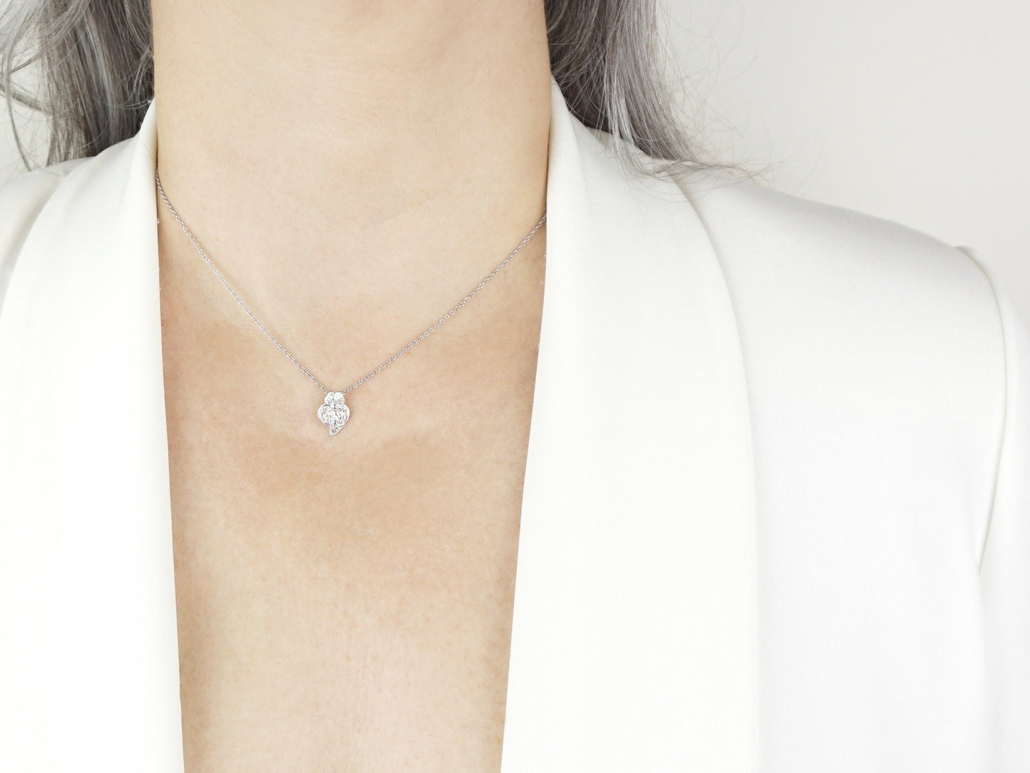 Colar Mini Coração de Viana, Filigrana Portuguesa, Prata de Lei 925 - Mulher a usar Colar