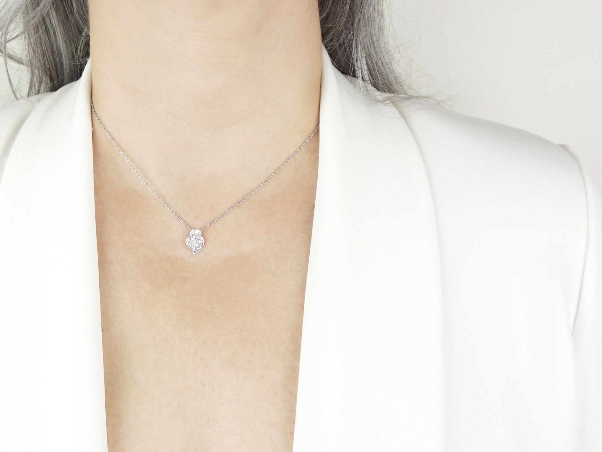Colar Mini Coração de Viana, Filigrana Portuguesa, Prata de Lei 925 - Mulher a usar Colar