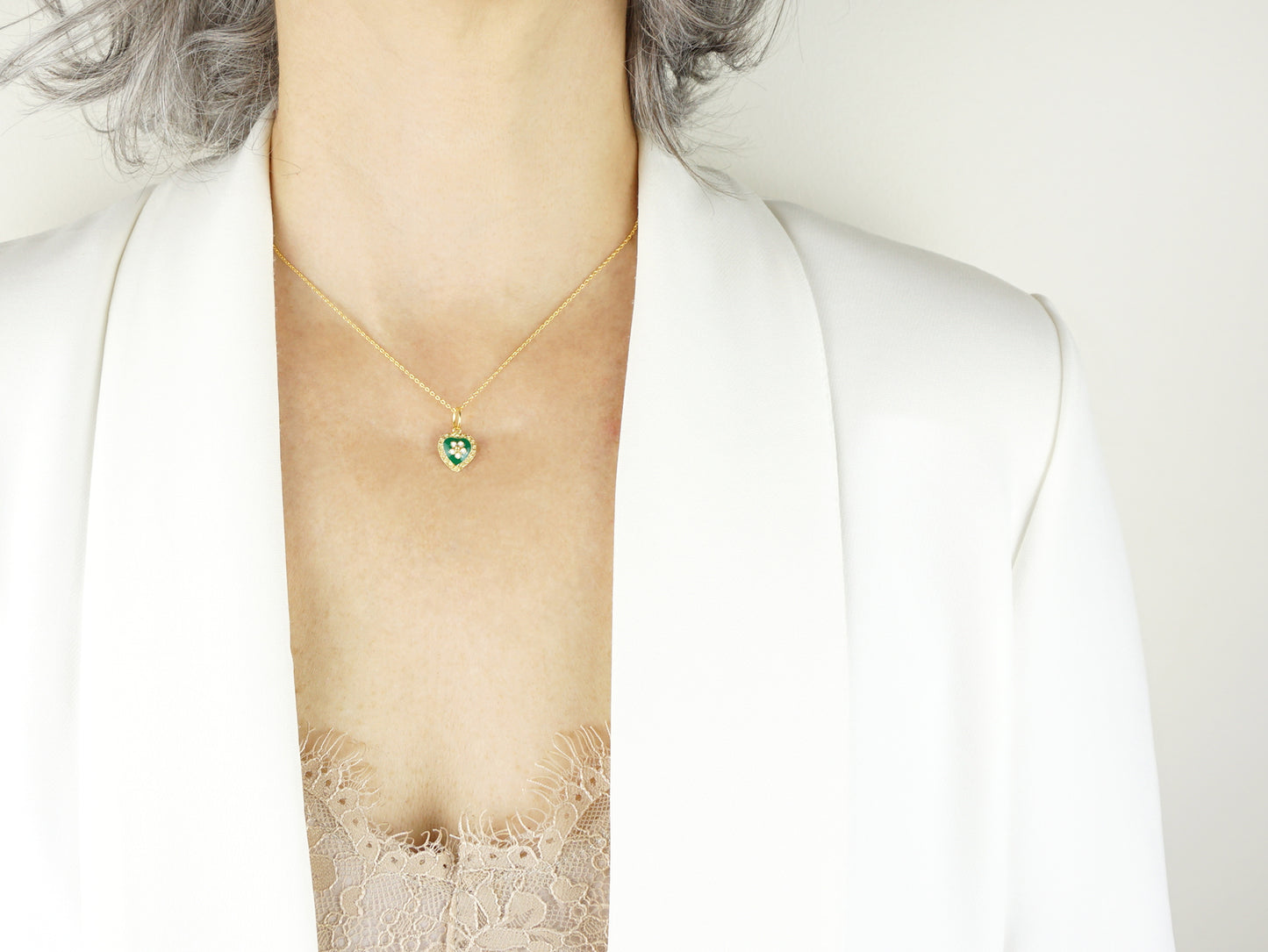 Colar Coração Caramujo Verde, Filigrana Portuguesa, Prata de Lei 925 Dourada - Pormenor Mulher a usar Colar