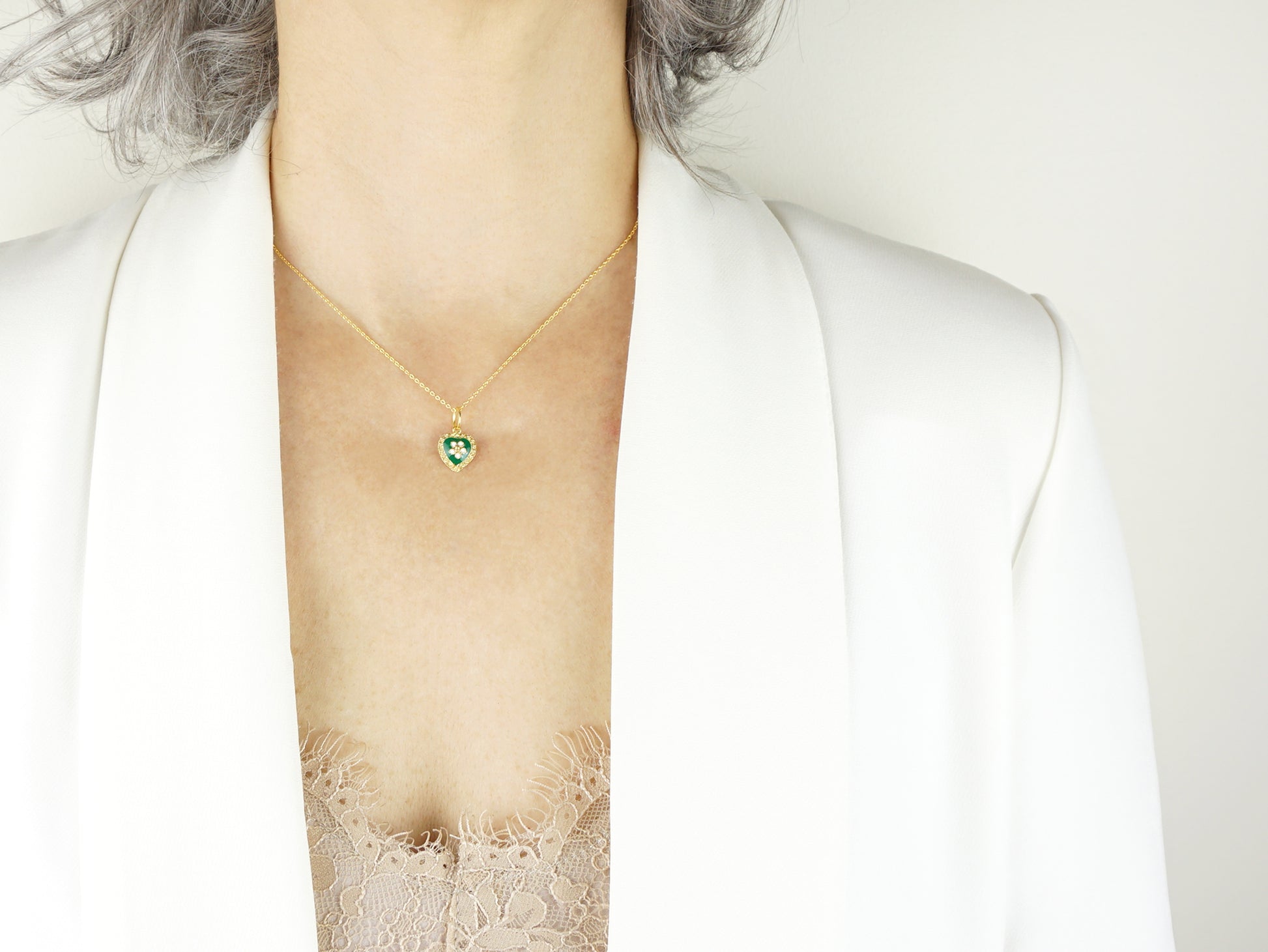 Colar Coração Caramujo Verde, Filigrana Portuguesa, Prata de Lei 925 Dourada - Pormenor Mulher a usar Colar