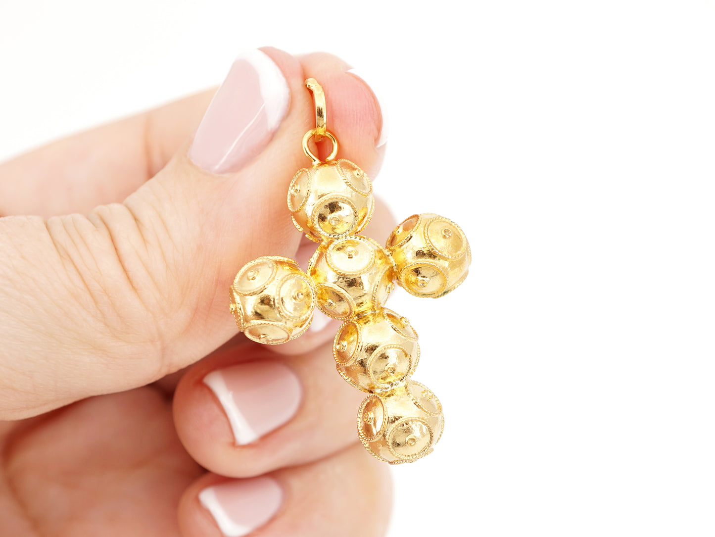 Medalha Cruz Média de Contas de Viana 8mm, Filigrana Portuguesa, Prata de Lei 925 Dourada - Pormenor na Mão