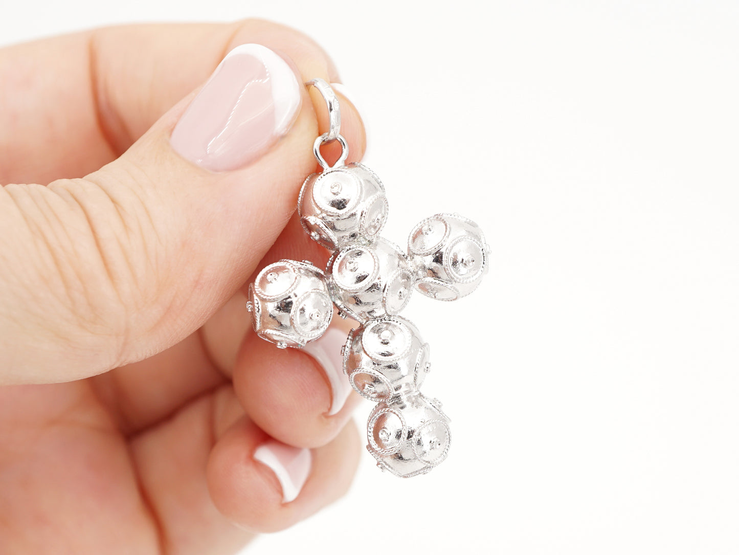 Medalha Cruz Média de Contas de Viana 8mm, Filigrana Portuguesa, Prata de Lei 925 - Pormenor na Mão