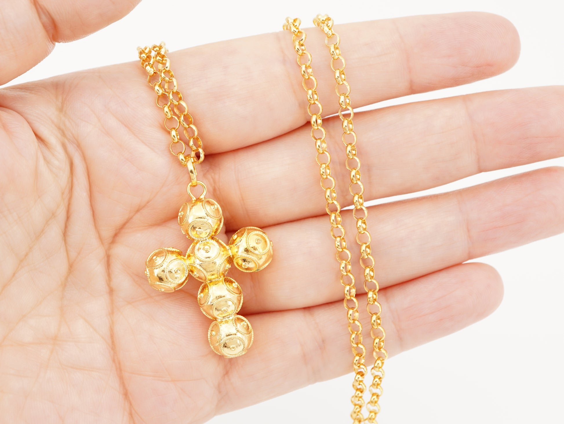Colar com Cruz Média de Contas de Viana, Filigrana Portuguesa, Prata de Lei 925 Dourada - Pormenor na Mão