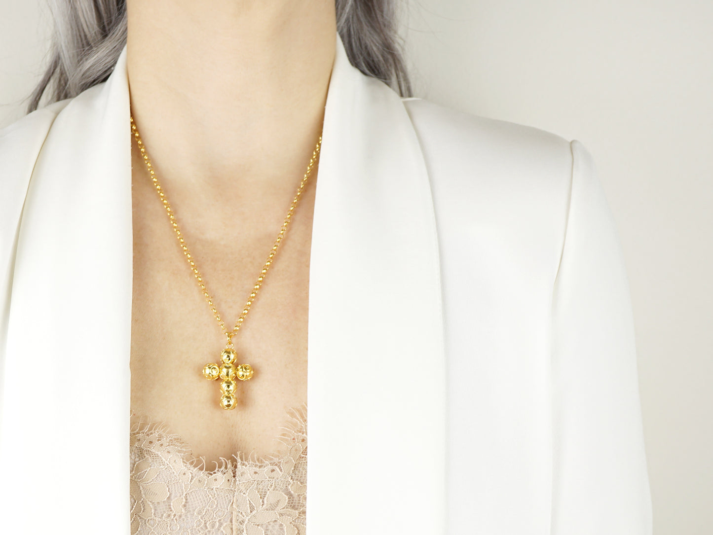 Colar com Cruz Média de Contas de Viana, Filigrana Portuguesa, Prata de Lei 925 Dourada - Pormenor Mulher a usar Colar