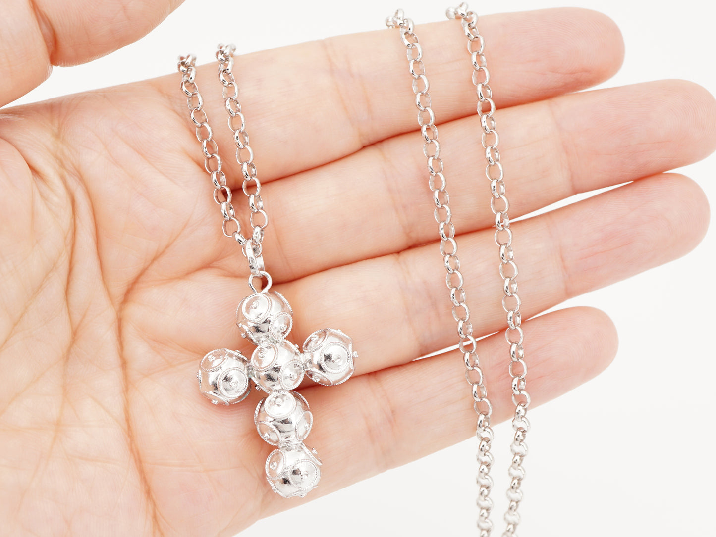 Colar com Cruz Média de Contas de Viana, Filigrana Portuguesa, Prata de Lei 925 - Pormenor na Mão