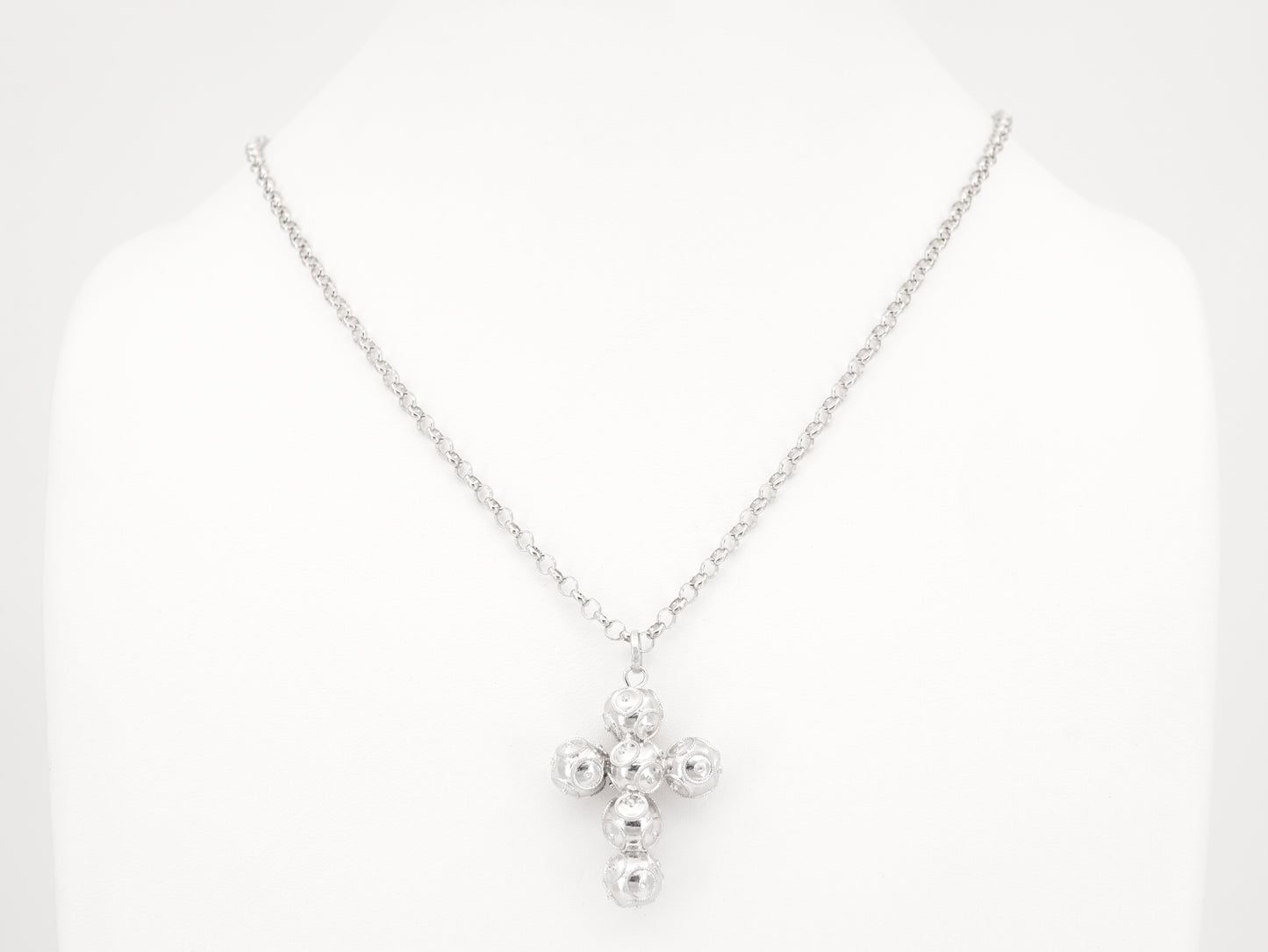 Colar com Cruz Média de Contas de Viana, Filigrana Portuguesa, Prata de Lei 925 - Colar em Exposição, Vista de Frente